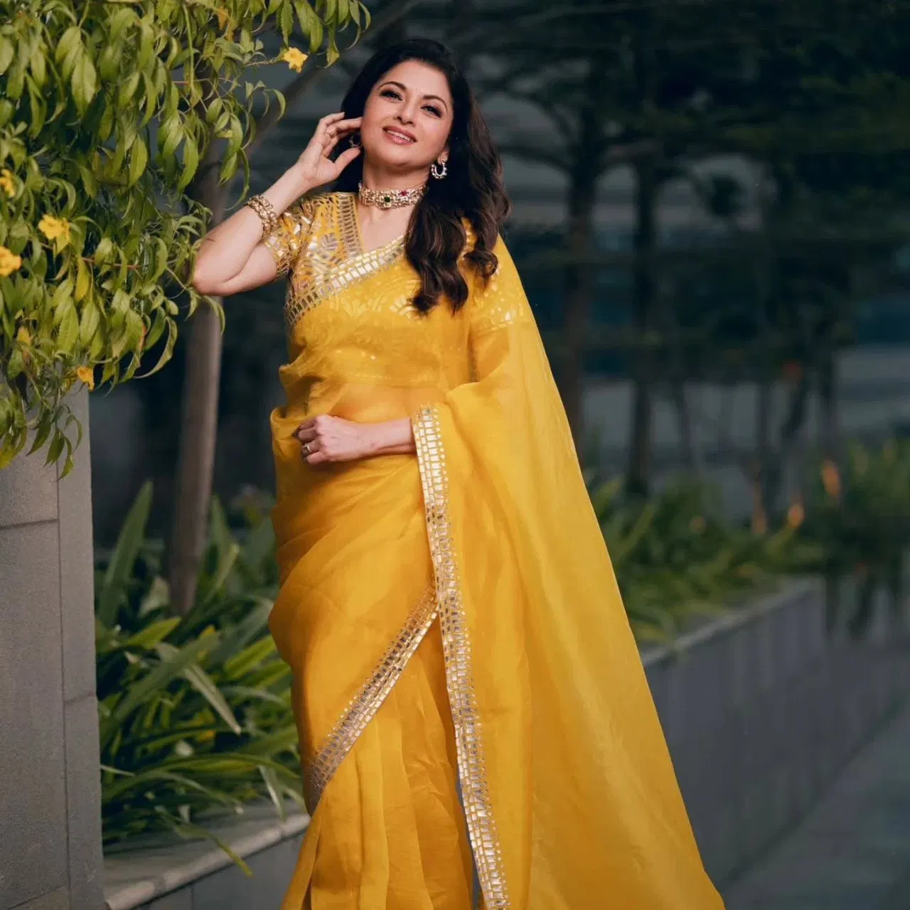 ਆਰਗੇਨਜ਼ਾ ਸਾੜੀਆਂ ਅੱਜਕੱਲ੍ਹ ਕਾਫ਼ੀ ਟ੍ਰੈਂਡੀ ਹਨ। ਤੁਸੀਂ ਪੀਲੀ ਆਰਗੇਨਜ਼ਾ ਸਾੜੀ ਟ੍ਰਾਈ ਕਰ ਸਕਦੇ ਹੋ। ਇਹ ਸਿੰਪਲ ਐਂਡ ਸੋਬਰ ਲੁੱਕ ਦੇਵੇਗੀ। ਅਦਾਕਾਰਾ ਭਾਗਿਆਸ਼੍ਰੀ ਨੇ ਇਸਨੂੰ ਕਢਾਈ ਵਾਲੇ ਬਲਾਊਜ਼ ਨਾਲ ਪੇਅਰ ਕੀਤਾ ਹੈ। ਤੁਸੀਂ ਕੰਟ੍ਰਾਸਟ ਬਲਾਊਜ਼ ਵੀ ਪਾ ਸਕਦੇ ਹੋ। (ਕ੍ਰੈਡਿਟ: bhagyashreeonline/Instagram)