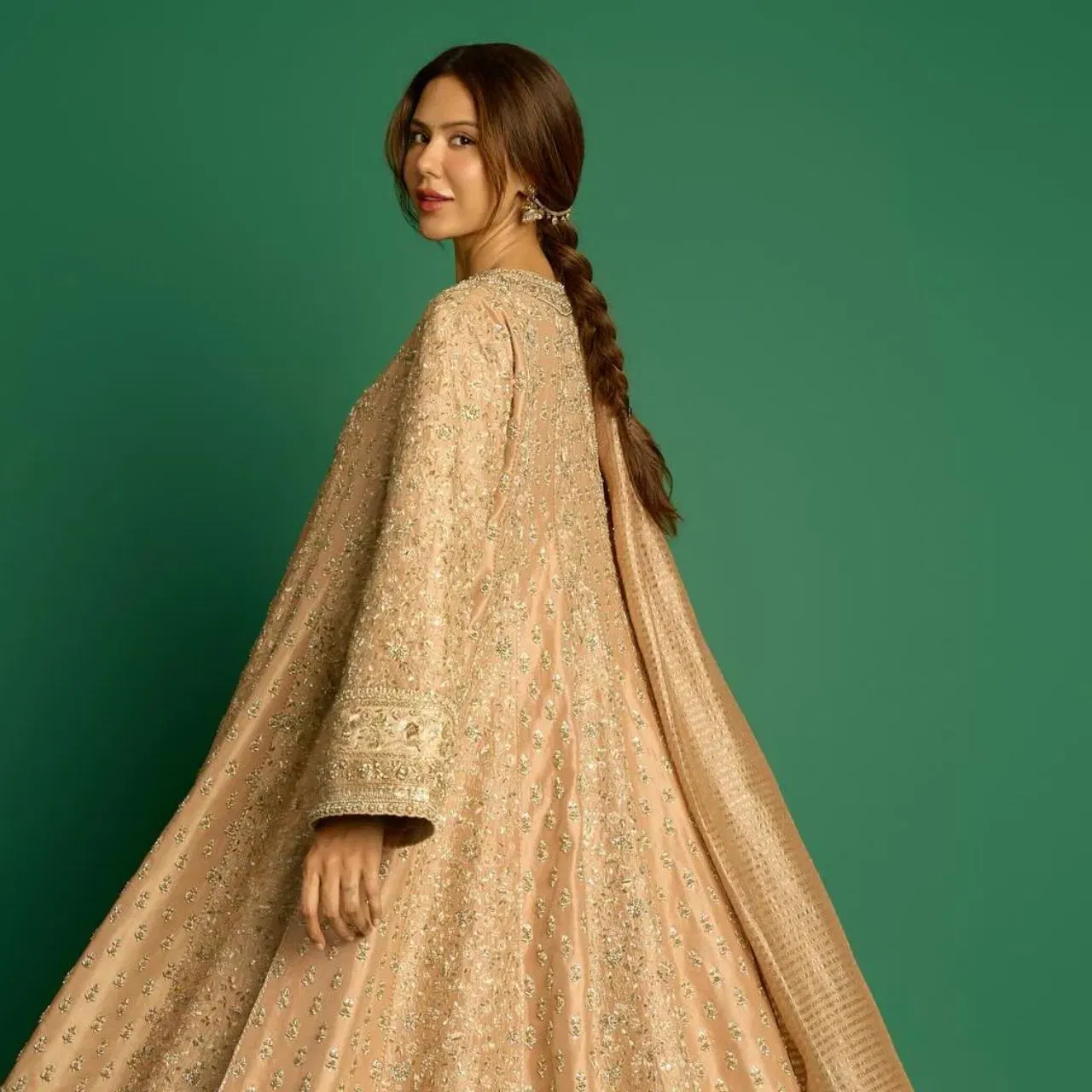 ਜੇਕਰ ਤੁਸੀਂ ਲੋਹੜੀ ਲਈ ਸੂਟ ਪਹਿਨ ਰਹੇ ਹੋ, ਤਾਂ ਤੁਸੀਂ ਸੋਨਮ ਬਾਜਵਾ ਵਾਂਗ ਇਸ ਹੇਅਰਸਟਾਈਲ ਨੂੰ ਟ੍ਰਾਈ ਕਰ ਸਕਦੇ ਹੋ। ਅਦਾਕਾਰਾ ਨੇ ਬ੍ਰੇਡ ਬਣਾਈ ਅਤੇ ਫਰੰਟ ਤੋਂ ਲਟਾਂ ਨੂੰ ਬਾਹਰ ਕੱਢਿਆ ਹੈ। ਸਪੋਰਟ ਵਾਲੇ ਝੂਮਕੇ ਉਨ੍ਹਾਂ ਦੇ ਹੇਅਰਸਟਾਈਲ ਨੂੰ ਚਾਰ ਚੰਨ੍ਹ ਲਗਾ ਰਹੇ ਹਨ।