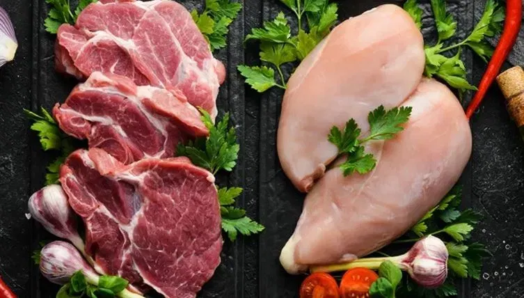 ਮਟਨ ਵਿੱਚ ਚਰਬੀ ਦੀ ਮਾਤਰਾ ਵੀ ਜ਼ਿਆਦਾ ਹੁੰਦੀ ਹੈ। ਆਓ ਜਾਣਦੇ ਹਾਂ ਕਿ ਕਿਹੜਾ ਖਾਣਾ ਬਿਹਤਰ ਹੈ, ਚਿਕਨ ਜਾਂ ਮਟਨ। ਜੇਕਰ ਤੁਸੀਂ ਭਾਰ ਅਤੇ ਮਾਸਪੇਸ਼ੀਆਂ ਵਧਾਉਣਾ ਚਾਹੁੰਦੇ ਹੋ, ਤਾਂ ਤੁਹਾਨੂੰ ਚਿਕਨ ਖਾਣਾ ਚਾਹੀਦਾ ਹੈ। ਹਾਲਾਂਕਿ, ਜੇਕਰ ਤੁਸੀਂ ਤਾਕਤ ਵਧਾਉਣਾ ਚਾਹੁੰਦੇ ਹੋ, ਤਾਂ ਮਟਨ ਖਾਣਾ ਬਿਹਤਰ ਹੈ।