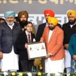 ਜਲੰਧਰ: ਮੁੱਖ ਮੰਤਰੀ ਨੇ SC ਵਿਦਿਆਰਥੀਆਂ ਨੂੰ ਵੰਡੀ 271 ਕਰੋੜ ਰੁਪਏ ਦੀ ਪੋਸਟ ਮੈਟ੍ਰਿਕ ਸਕਾਲਰਸ਼ਿਪ, ਬੋਲੇ- ਗਰੀਬ ਦਾ ਬੱਚਾ ਕਿਤਾਬ ਰਾਹੀਂ ਬਦਲ ਸਕਦਾ ਆਪਣੀ ਕਿਸਮਤ