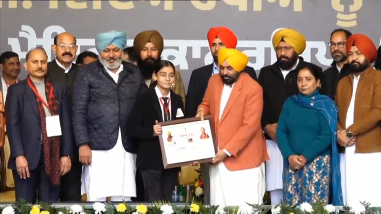 ਜਲੰਧਰ: ਮੁੱਖ ਮੰਤਰੀ ਨੇ SC ਵਿਦਿਆਰਥੀਆਂ ਨੂੰ ਵੰਡੀ 271 ਕਰੋੜ ਰੁਪਏ ਦੀ ਪੋਸਟ ਮੈਟ੍ਰਿਕ ਸਕਾਲਰਸ਼ਿਪ, ਬੋਲੇ- ਗਰੀਬ ਦਾ ਬੱਚਾ ਕਿਤਾਬ ਰਾਹੀਂ ਬਦਲ ਸਕਦਾ ਆਪਣੀ ਕਿਸਮਤ