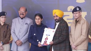 ਮੁੱਖ ਮੰਤਰੀ ਮਾਨ ਨੇ 1,746 ਪੁਲਿਸ ਕਾਂਸਟੇਬਲਾਂ ਨੂੰ ਵੰਡੇ ਨਿਯੁਕਤੀ ਪੱਤਰ ਮੁੱਖ ਮੰਤਰੀ ਮਾਨ ਨੇ 1,746 ਪੁਲਿਸ ਕਾਂਸਟੇਬਲਾਂ ਨੂੰ ਵੰਡੇ ਨਿਯੁਕਤੀ ਪੱਤਰ