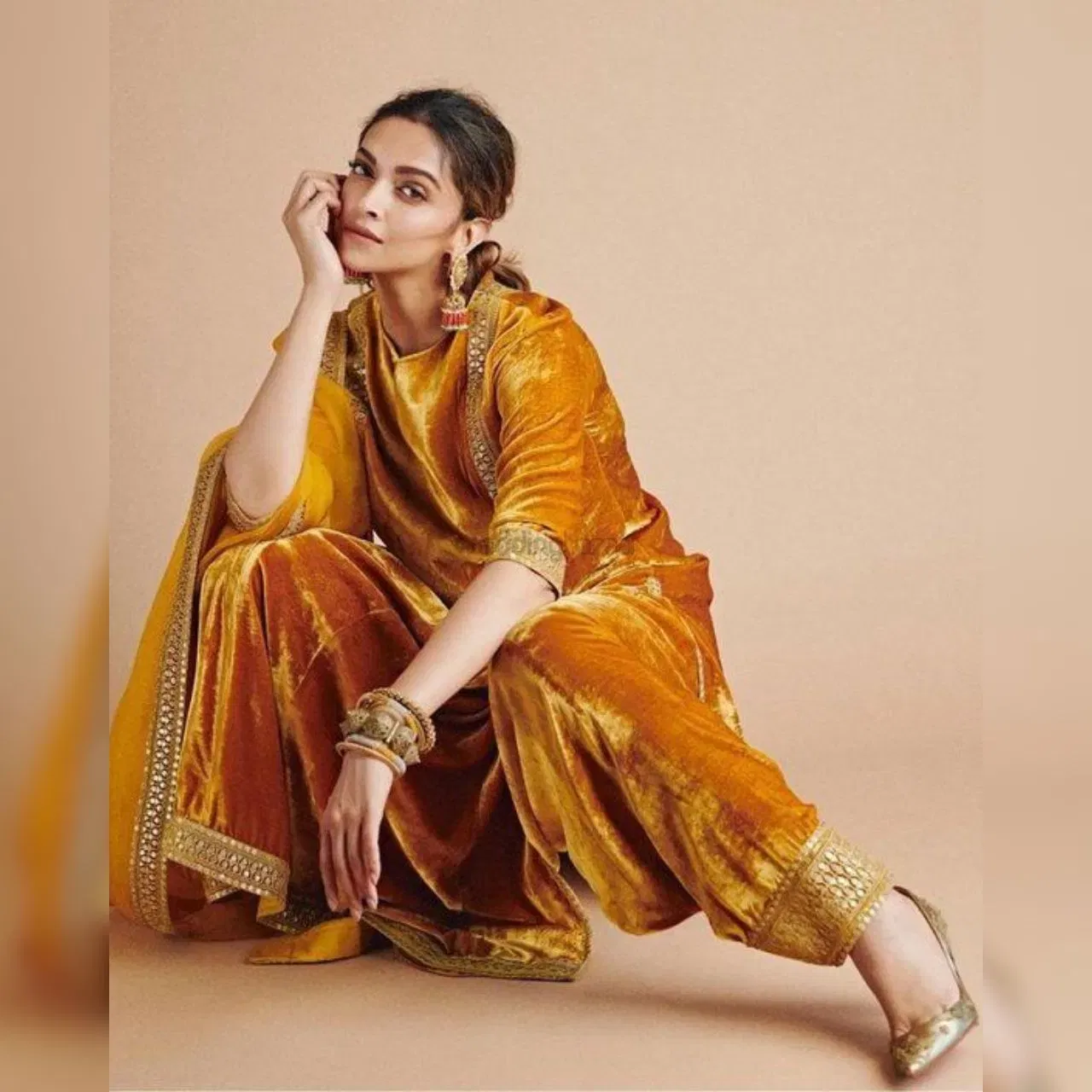 ਦੀਪਿਕਾ ਪਾਦੂਕੋਣ ਦਾ ਇਹ ਸਮਟਰਡ ਯੈਲੋ ਕਲਰ ਦਾ ਵੈਲਵੇਟ ਸੂਟ ਵੀ ਸ਼ਾਨਦਾਰ ਦਿਖਾਈ ਦਿੰਦਾ ਹੈ। ਤੁਸੀਂ ਇਸਨੂੰ ਖੁਦ ਸਿਲਾਈ ਕਰਵਾ ਸਕਦੇ ਹੋ। ਇਸਦੇ ਲਈ, ਸਾਦਾ ਵੈਲਵੇਟ ਫੈਬਰਿਕ ਖਰੀਦੋ ਅਤੇ ਇਸ ਵਿੱਚ ਲੇਸ ਲਗਵਾ ਕੇ ਤਿਆਰ ਕਰੋ। ਸਿੰਪਲ ਅਤੇ ਸੋਬਰ ਲੁੱਕ ਸਾਰਿਆਂ ਨੂੰ ਪਸੰਦ ਆਵੇਗਾ।