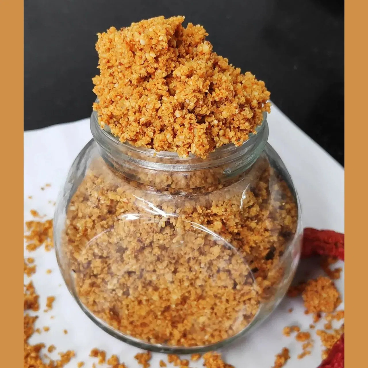 ਸਰਦੀਆਂ ਵਿੱਚ ਤਿਲ ਦੀ ਡ੍ਰਾਈ ਚਟਣੀ ਬਣਾਈ ਜਾ ਸਕਦੀ ਹੈ ਅਤੇ ਕਈ ਦਿਨਾਂ ਲਈ ਸਟੋਰ ਕੀਤੀ ਜਾ ਸਕਦੀ ਹੈ। ਇਸਨੂੰ ਗਰਮ ਚੌਲਾਂ ਦੇ ਨਾਲ ਮਿਲਾਓ ਅਤੇ ਇੱਕ ਸ਼ਾਨਦਾਰ ਸੁਆਦ ਲਈ ਇਸ ਵਿੱਚ ਥੋੜ੍ਹਾ ਜਿਹਾ ਘਿਓ ਪਾਓ। ਤੁਸੀਂ ਮਕਰ ਸੰਕ੍ਰਾਂਤੀ 'ਤੇ ਖਿਚੜੀ ਨਾਲ ਇਸ ਤਿਲ ਦੀ ਚਟਣੀ ਬਣਾ ਕੇ ਪਰੋਸ ਸਕਦੇ ਹੋ। Image:cook_with_kasni