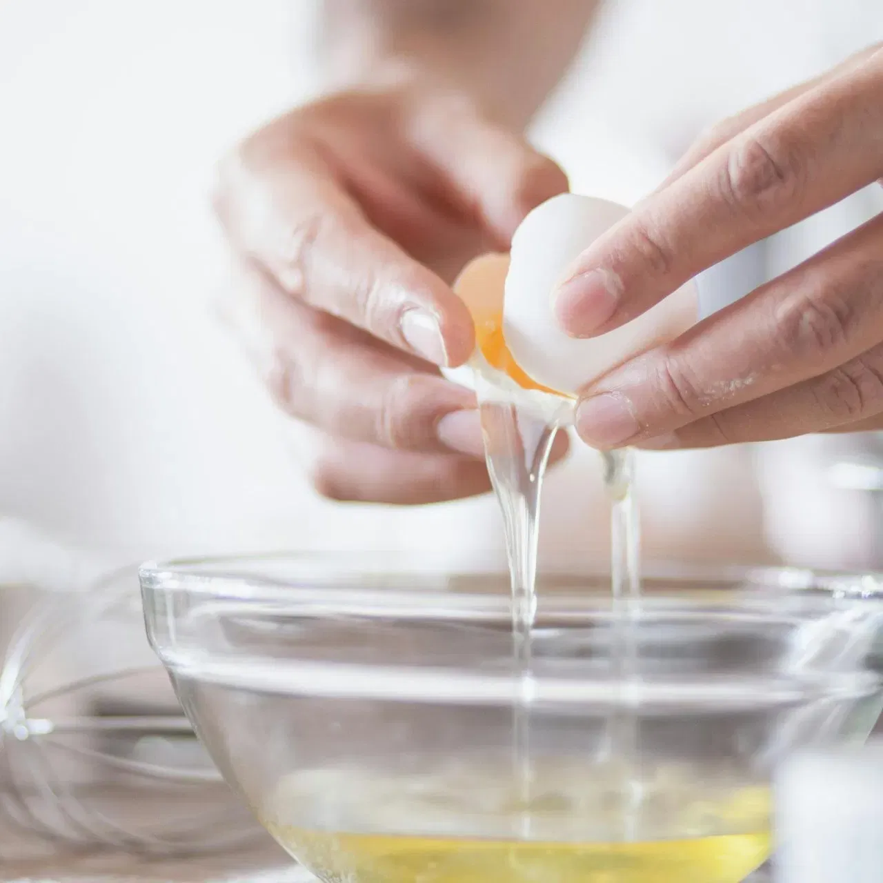 ਤੁਸੀਂ ਆਂਡੇ ਨੂੰ ਤੋੜ ਕੇ ਜ਼ਰਦੀ ਅਤੇ ਚਿੱਟੇ ਹਿੱਸੇ ਦੀ ਜਾਂਚ ਕਰਕੇ ਵੀ ਇਸਦੀ ਜਾਂਚ ਵੀ ਕਰ ਸਕਦੇ ਹੋ। ਜੇਕਰ ਚਿੱਟਾ ਹਿੱਸਾ ਗਾੜ੍ਹਾ ਨਹੀਂ ਹੈ, ਤਾਂ ਇਸਨੂੰ ਖਾਣ ਤੋਂ ਬਚੋ। ਜੇਕਰ ਆਂਡੇ ਦੀ ਜ਼ਰਦੀ ਵਿੱਚ ਹਰਾ, ਨੀਲਾ, ਜਾਂ ਕਾਲਾ ਧੱਬਾ ਹੈ ਤਾਂ ਇਹ ਬੈਕਟੀਰੀਆ ਦੀ ਲਾਗ ਦਾ ਸੰਕੇਤ ਹੋ ਸਕਦਾ ਹੈ।