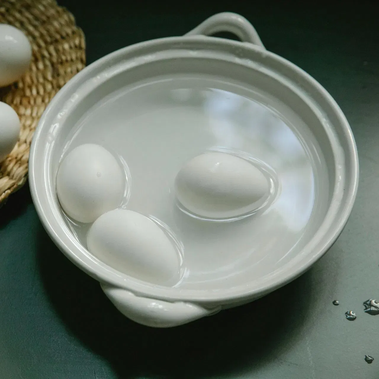 ਪਾਣੀ ਵਿੱਚ ਅੰਡੇ ਪਾਉਣ ਦਾ ਤਰੀਕਾ ਸੋਸ਼ਲ ਮੀਡੀਆ 'ਤੇ ਵਾਇਰਲ ਹੋ ਰਿਹਾ ਹੈ। ਠੰਡੇ ਪਾਣੀ ਦਾ ਇੱਕ ਭਾਂਡਾ ਲਓ ਅਤੇ ਉਸ ਵਿੱਚ ਕੱਚੇ ਆਂਡੇ ਪਾ ਦਿਓ। ਜੇਕਰ ਆਂਡਾ ਹੇਠਾਂ ਡੁੱਬ ਜਾਵੇ, ਤਾਂ ਇਹ ਤਾਜ਼ਾ ਹੈ, ਪਰ ਜੇਕਰ ਇਹ ਤੈਰਦਾ ਹੈ, ਤਾਂ ਇਹ ਖਰਾਬ ਹੋ ਚੁੱਕਾਹੈ।