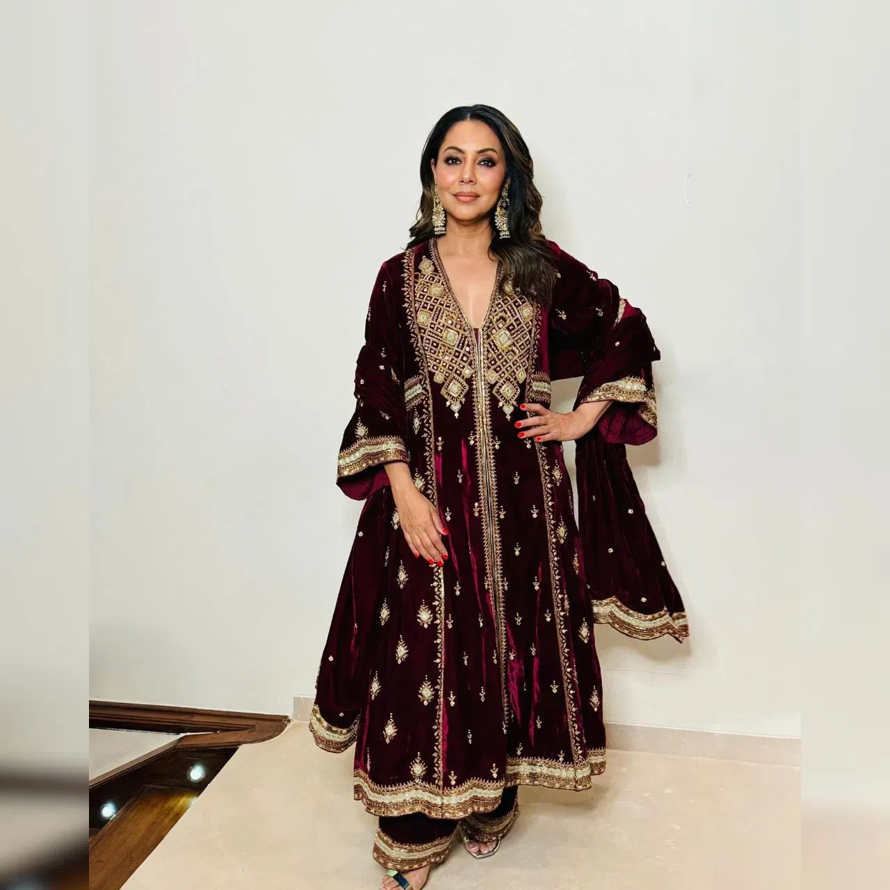 ਜੇਕਰ ਤੁਸੀਂ ਹੈਵੀ ਸੂਟ ਪਾਉਣਾ ਚਾਹੁੰਦੇ ਹੋ ਤਾਂ ਇਸ ਗੌਰੀ ਖਾਨ ਸੂਟ 'ਤੇ ਆਈਡਿਆ ਲੈ ਸਕਦੇ ਹੋ। ਉਨ੍ਹਾਂ ਨੇ ਮੈਚਿੰਗ ਫਲੈਪਰ ਦੇ ਨਾਲ ਇੱਕ ਹੈਵੀ ਕਢਾਈ ਵਾਲਾ ਅਨਾਰਕਲੀ ਸੂਟ ਪੇਅਰਅੱਪ ਕੀਤਾ ਹੈ। ਉਨ੍ਹਾਂ ਨੇ ਵੈਲਵੇਟ ਦੁਪੱਟੇ ਨਾਲ ਆਪਣਾ ਲੁੱਕ ਪੂਰਾ ਕੀਤਾ।