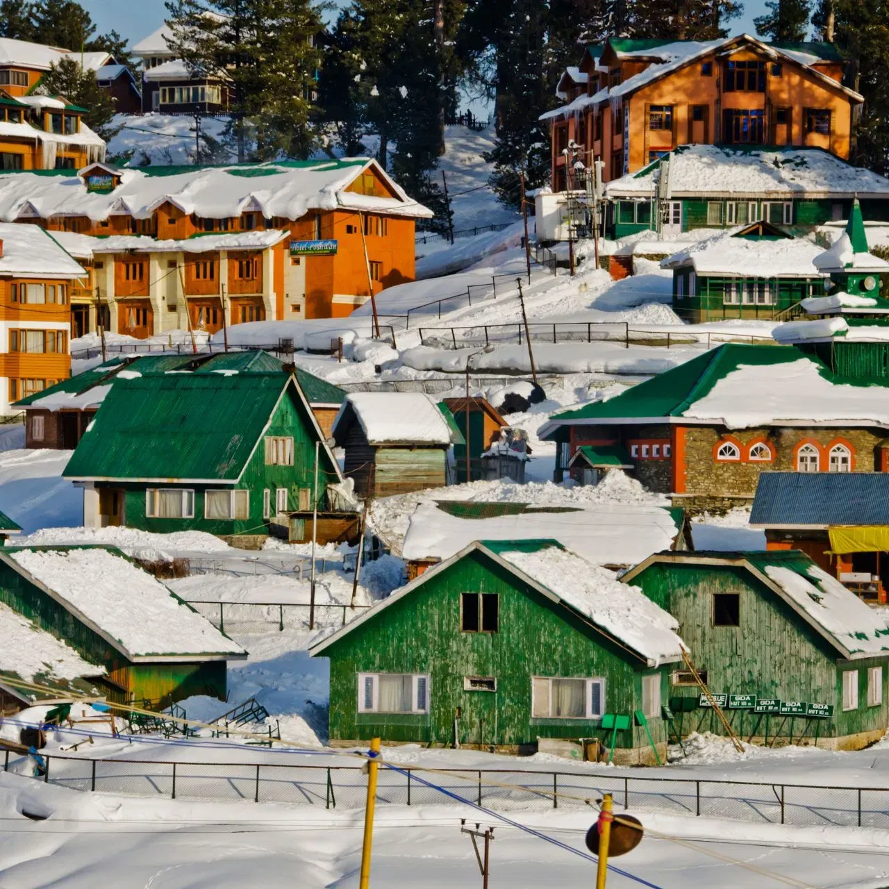 ਜਨੱਤ ਵਿੱਚ ਇਸ਼ਕ - ਗੁਲਮਰਗ: ਫਰਵਰੀ ਦੀ ਠੰਡ ਦੌਰਾਨ, ਲਗਭਗ ਸਾਰਾ ਕਸ਼ਮੀਰ ਬਰਫ਼ ਨਾਲ ਢੱਕਿਆ ਹੁੰਦਾ ਹੈ। ਲਗਜ਼ਰੀ ਰਿਜ਼ੋਰਟ ਤੋਂ ਬਰਫ਼ ਨਾਲ ਢੱਕੀਆਂ ਵਾਦੀਆਂ ਦੇ ਦੀਦਾਰ ਬਹੁਤ ਹੀ ਖੂਬਸੂਰਤ ਅਤੇ ਕਦੇ ਨਾ ਭੁੱਲਣ ਵਾਲਾ ਹੁੰਦਾ ਹੈ। ਸ਼ਾਂਤ ਮਾਹੌਲ ਵੀ ਕੁਆਲਿਟੀ ਟਾਈਮ ਵਿੱਚ ਚਾਰ ਚੰਨ ਲਗਾਉਂਦਾ ਹੈ। ਕਪਲ ਇੱਥੇ ਸਨੇਫਾਲ ਵਿੱਚ ਵਾਕ ਕਰ ਸਕਦੇ ਹਨ। ਇੱਕ ਕੇਬਲ ਕਾਰ ਦੀ ਸਵਾਰੀ ਵੀ ਟ੍ਰਿਪ ਨੂੰ ਖਾਸ ਬਣਾਉਂਦੀ ਹੈ।