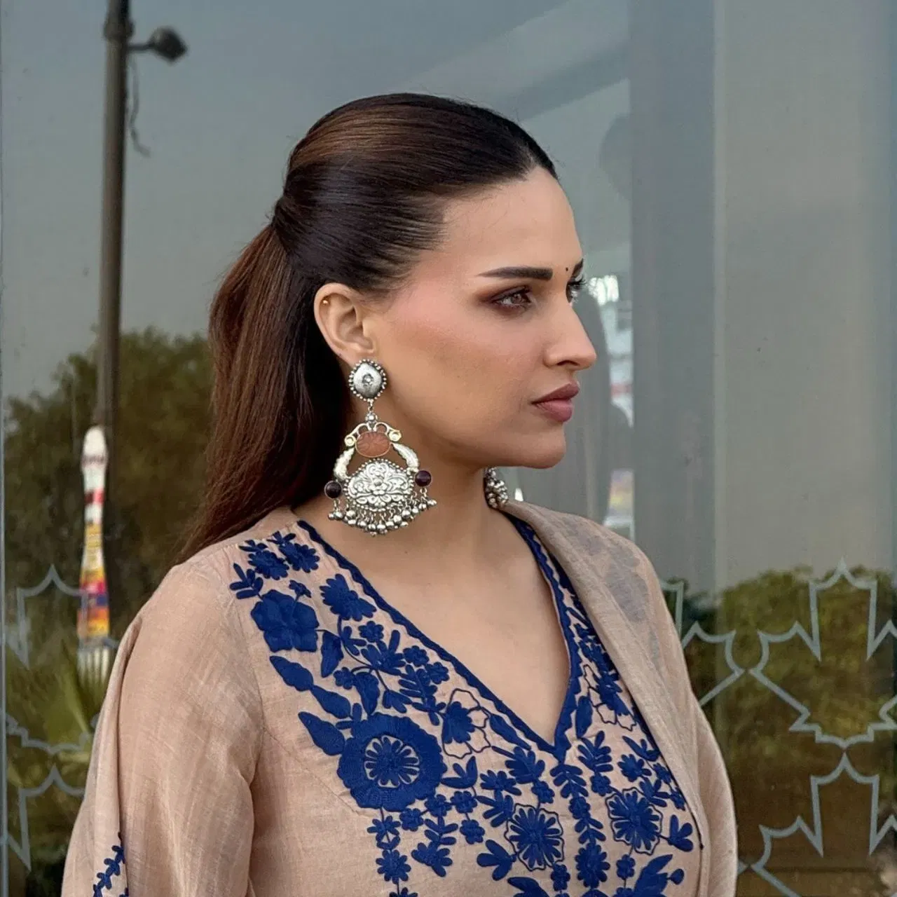 ਸਿੰਪਲ ਅਤੇ ਸੋਬਰ ਹੇਅਰਸਟਾਈਲ ਲਈ ਹਿਮਾਂਸ਼ੀ ਖੁਰਾਨਾ ਦਾ ਹੇਅਰ ਸਟਾਈਲ ਵੀ ਵਧੀਆ ਵਿਕਲਪ ਹੈ। ਐਕਟ੍ਰੈਸ ਨੇ  ਅੱਧੇ ਵਾਲਾਂ ਨੂੰ ਟਾਈ ਕੀਤਾ ਹੈ ਅਤੇ ਬਾਕੀ ਖੁੱਲ੍ਹੇ ਛੱਡੇ ਹਨ। ਇਹ ਹੇਅਰ ਸਟਾਈਲ ਸੂਟ ਦੇ ਨਾਲ ਵੀ ਬਹੁਤ ਵਧੀਆ ਲੱਗਦਾ ਹੈ।