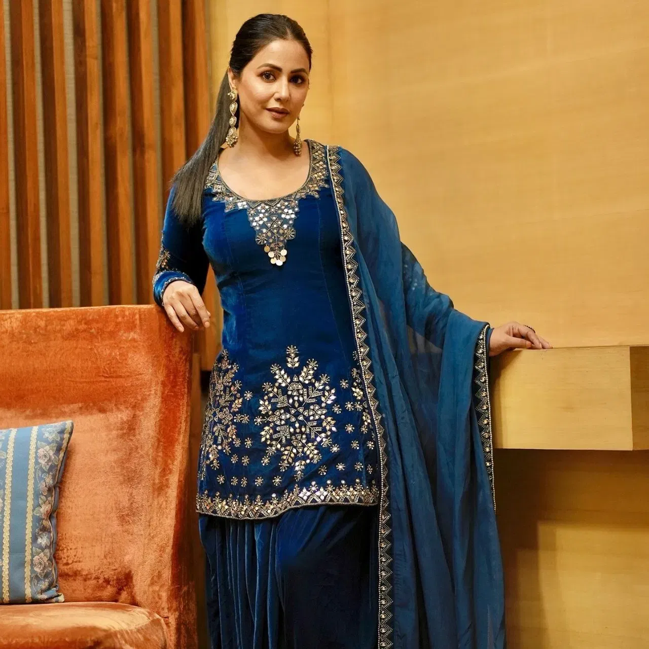 ਹਿਨਾ ਖਾਨ ਦਾ ਵੈਲਵੇਟ ਸਲਵਾਰ ਸੂਟ ਵੀ ਲੋਹੜੀ ਲਈ ਪਰਫੈਕਟ ਹੈ। ਅਦਾਕਾਰਾ ਨੇ ਸ਼ਾਰਟ ਵੈਲਵੇਟ ਸਲਵਾਰ ਨੂੰ ਇੱਕ ਕੁੜਤੀ ਨਾਲ ਵੈਲਵੇਟ ਸਲਵਾਰ ਨੂੰ ਪੇਅਰ ਕੀਤਾ ਹੈ। ਉਨ੍ਹਾਂ ਨੇ ਆਪਣੇ ਲੁੱਕ ਨੂੰ ਆਰਗੇਨਜ਼ਾ ਦੁਪੱਟੇ ਨਾਲ ਪੂਰਾ ਕੀਤਾ ਹੈ। ਤੁਸੀਂ ਇਸਦੇ ਨਾਲ ਪਰਾਂਦਾ ਜੋੜ ਕੇ ਲੁੱਕ ਵਿੱਚ ਇੱਕ ਪੰਜਾਬੀ ਟੱਚ ਦੇ ਸਕਦੇ ਹੋ।