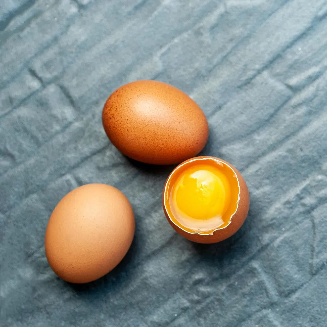 ਅੰਡੇ ਦੀ ਗੰਧ ਇਹ ਵੀ ਦੱਸਦੀ ਹੈ ਕਿ ਇਹ ਤਾਜ਼ਾ ਹੈ ਜਾਂ ਨਹੀਂ। ਇੱਕ ਆਂਡੇ ਨੂੰ ਪਲੇਟ ਵਿੱਚ ਤੋੜੋ ਅਤੇ ਇਸਨੂੰ ਸੁੰਘੋ। ਜੇਕਰ ਆਂਡਾ ਤਾਜ਼ਾ ਹੈ, ਤਾਂ ਇਸ ਵਿੱਚ ਹਲਕੀ ਜਾਂ ਖਾਸ ਗੰਧ ਨਹੀਂ ਆਵੇਗੀ। ਪਰ, ਖਰਾਬ ਆਂਡੇ ਵਿੱਚ ਬਹੁਤ ਤੇਜ਼, ਸੜੀ ਹੋਈ ਗੰਧ ਆਵੇਗੀ।