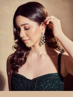 ਆਪਣੇ ਲਹਿੰਗਾ ਲੁੱਕ ਨੂੰ ਪੂਰਾ ਕਰਨ ਲਈ ਇਹਨਾਂ ਝੁਮਕਿਆਂ ਨੂੰ ਪਹਿਨੋ।...