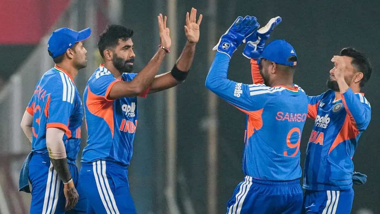 IND vs NZ: ਭਾਰਤ ਨੇ ਨਿਊਜ਼ੀਲੈਂਡ ਨੂੰ ਤੀਜੇ ਟੀ-20 ਮੈਚ ਚ 8 ਵਿਕਟਾਂ ਨਾਲ ਹਰਾ ਕੇ ਸੀਰੀਜ਼ ਤੇ ਜਮਾਇਆ ਕਬਜ਼ਾ, ਬੁਮਰਾਹ ਤੇ ਅਭਿਸ਼ੇਕ ਬਣੇ ਹੀਰੋ IND vs NZ: ਭਾਰਤ ਨੇ ਨਿਊਜ਼ੀਲੈਂਡ ਨੂੰ ਤੀਜੇ ਟੀ-20 ਮੈਚ ਚ 8 ਵਿਕਟਾਂ ਨਾਲ ਹਰਾ ਕੇ ਸੀਰੀਜ਼ ਤੇ ਜਮਾਇਆ ਕਬਜ਼ਾ, ਬੁਮਰਾਹ ਤੇ ਅਭਿਸ਼ੇਕ ਬਣੇ ਹੀਰੋ