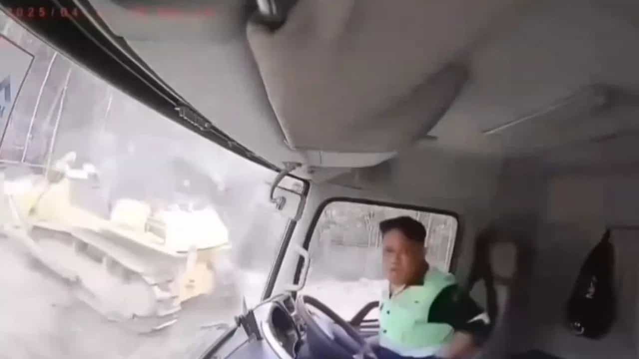 Viral Video: ਲੈਂਡਸਲਾਈਡ ਦਾ ਖੌਫਨਾਕ ਨਜਾਰਾ ਕੈਮਰੇ ਚ ਕੈਦ, ਮਿੱਟੀ ਵਿੱਚ ਦੱਬ ਗਿਆ ਟਰੱਕ; ਦੇਖੋ Video