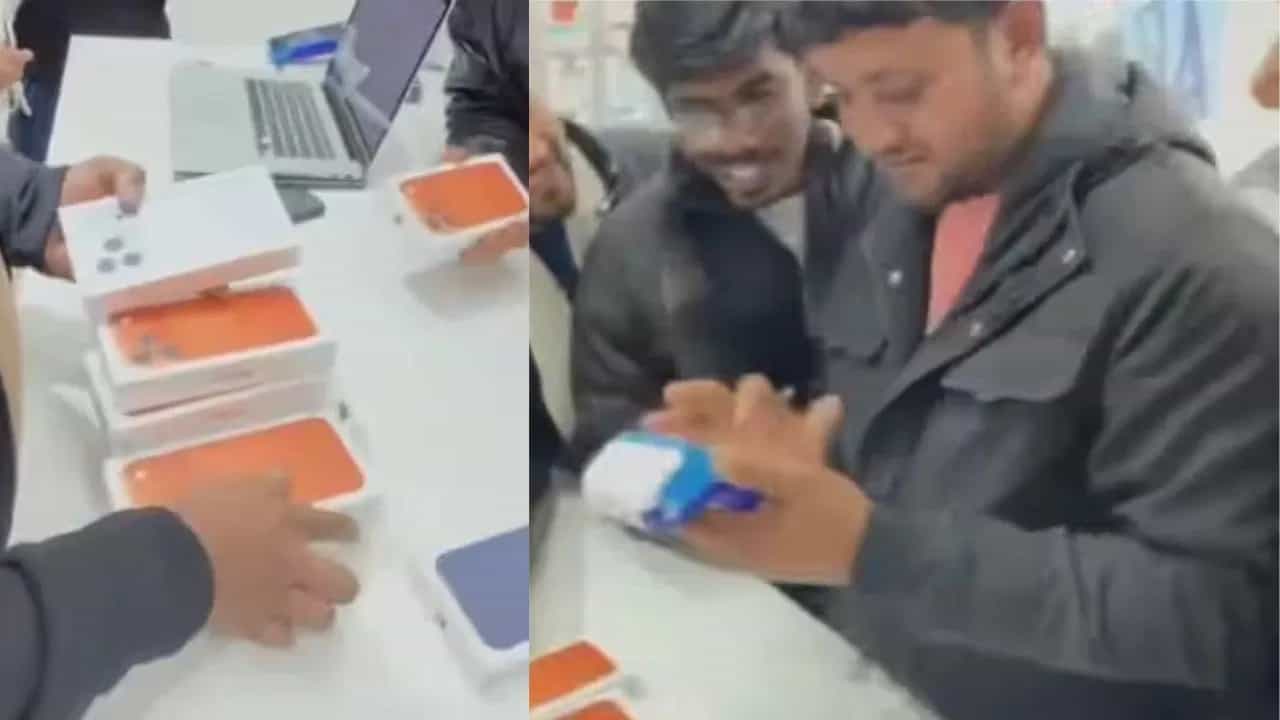Amazing Viral Video: ਰੱਬ ਤੋਂ ਘੱਟ ਨਹੀਂ ਹੈ ਇਹ ਬੰਦਾ, ਦੋਸਤਾਂ ਲਈ ਇੱਕੋ ਨਾਲ ਖਰੀਦ ਲਏ 10 iPhone!
