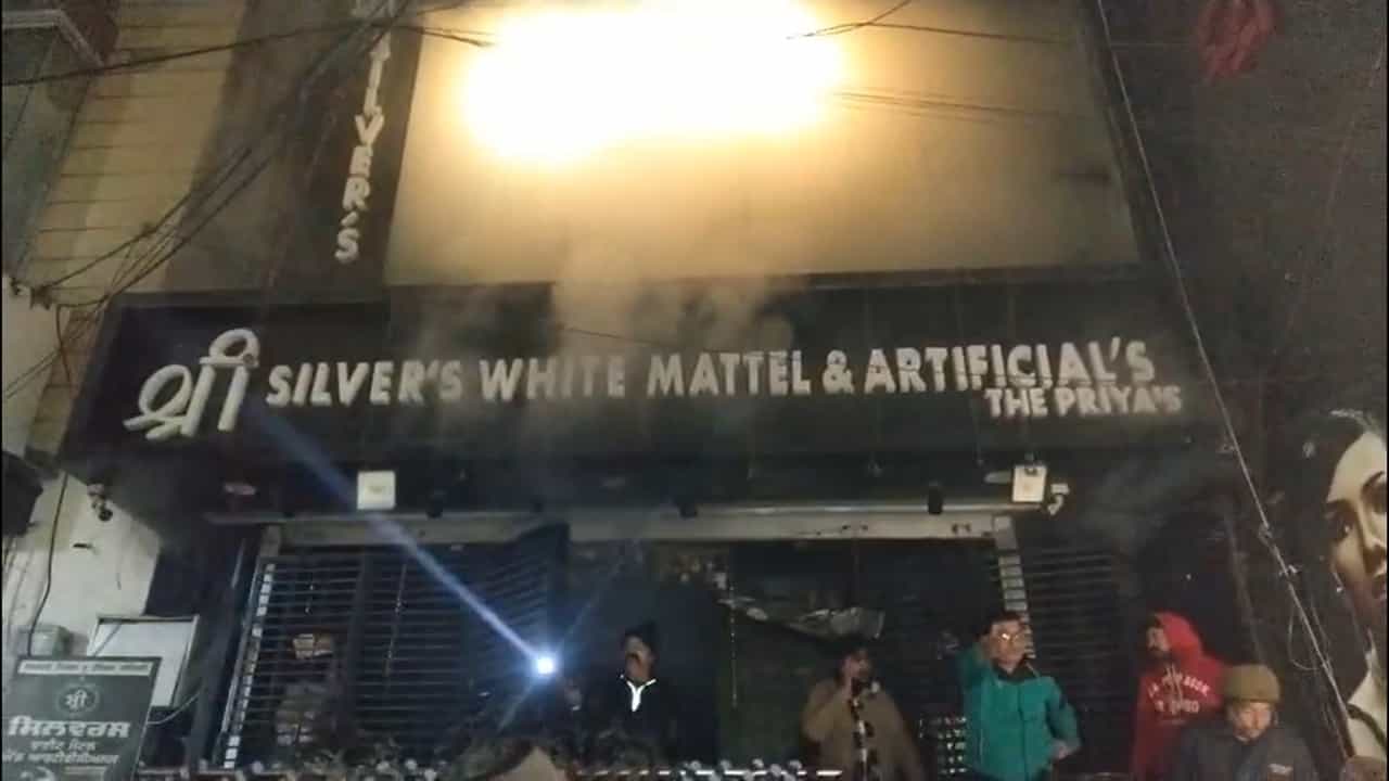 ਜਲੰਧਰ ਦੇ ਸਿਲਵਰ ਸ਼ੋਅਰੂਮ ਚ ਭਿਆਨਕ ਅੱਗ, ਲੱਖਾਂ ਰੁਪਏ ਦਾ ਸਾਮਾਨ ਸੜਿਆ; ਫਾਇਰ ਬ੍ਰਿਗੇਡ ਨੇ ਪਾਇਆ ਅੱਗ ਤੇ ਕਾਬੂ