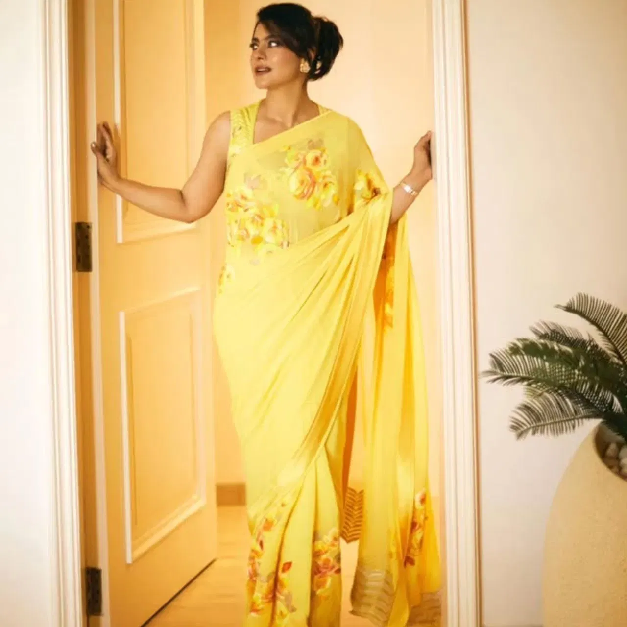 ਜੇਕਰ ਤੁਸੀਂ ਸਿੰਪਲ ਐਂਡ ਸੋਬਰ ਲੁੱਕ ਚਾਹੁੰਦੇ ਹੋ, ਤਾਂ ਤੁਸੀਂ ਕਾਜੋਲ ਵਾਂਗ ਸ਼ਿਫੋਨ ਪ੍ਰਿੰਟੇਡ ਸਾੜੀ ਪਹਿਨ ਸਕਦੇ ਹੋ। ਇਸ ਵਿੱਚ ਮੈਚਿੰਗ ਫਲਾਵਰ ਦਿੱਤੇ ਗਏ ਹਨ। ਐਕਟ੍ਰੇਸ ਨੇ ਇਸਨੂੰ ਇੱਕ ਸਲੀਵਲੈੱਸ ਬਲਾਊਜ਼ ਨਾਲ ਕੈਰੀ ਕੀਤਾ ਹੈ। (Credit: kajol/Instagram)