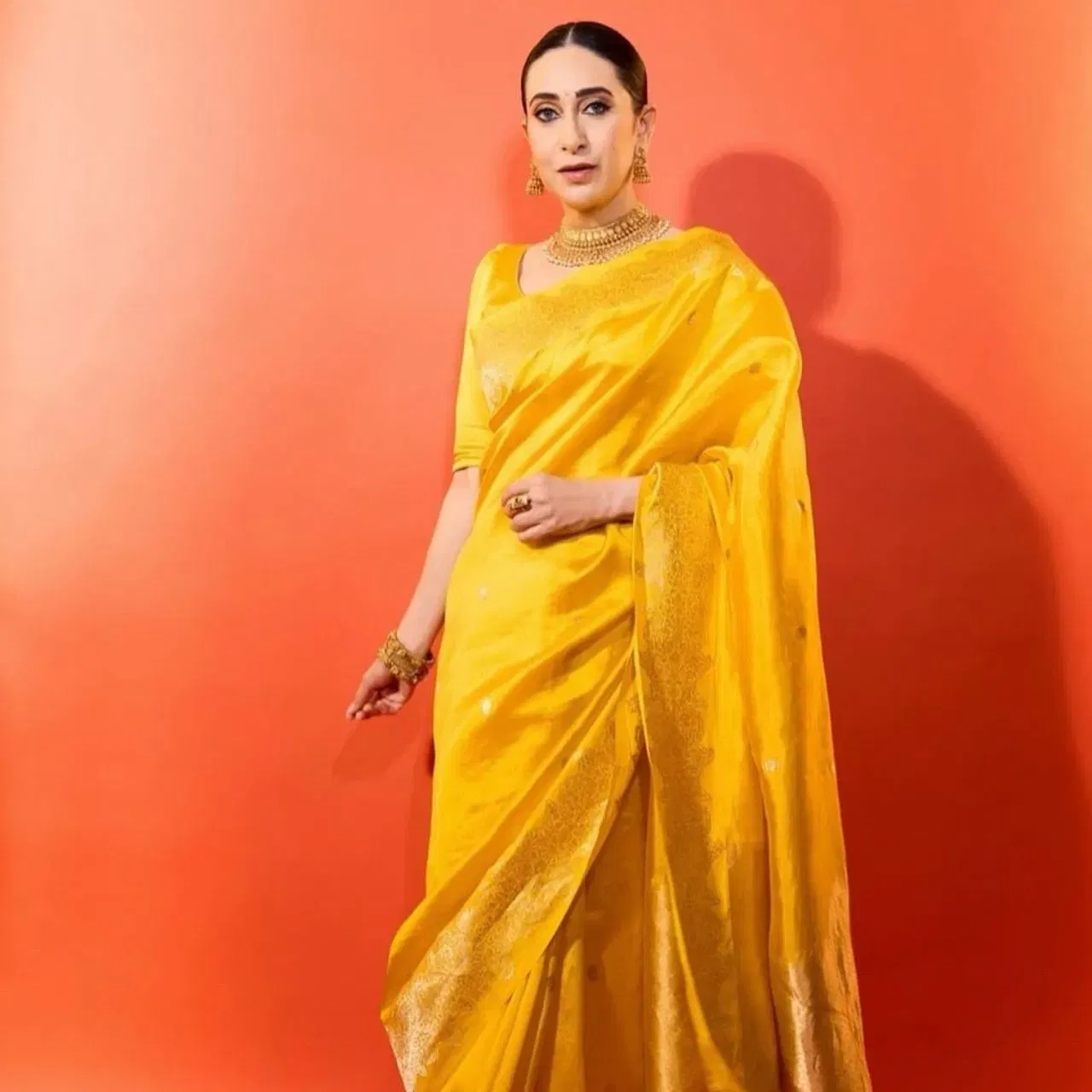 ਕਰਿਸ਼ਮਾ ਕਪੂਰ ਨੇ ਪੀਲੇ ਰੰਗ ਦੀ ਸਿਲਕ ਸਾੜੀ ਵੀਅਰ ਕੀਤੀ ਹੈ, ਜੋ ਬਹੁਤ ਹੀ ਖੂਬਸੂਰਤ ਲੱਗ ਰਹੀ ਹੈ। ਐਕਟ੍ਰੈਸ ਨੇ ਇਸਨੂੰ ਮੈਚਿੰਗ ਸਲੀਵਲੈੱਸ ਬਲਾਊਜ਼ ਨਾਲ ਪੇਅਰ ਕੀਤਾ। ਉਨ੍ਹਾਂ ਨੇ ਚੋਕਰ ਸੈੱਟ ਅਤੇ ਸਲੀਕ ਬਨ ਨਾਲ ਆਪਣਾ ਲੁੱਕ ਕੰਪਲੀਟ ਕੀਤਾ ਹੈ। (ਕ੍ਰੈਡਿਟ: karishmakapoor/Instagram)