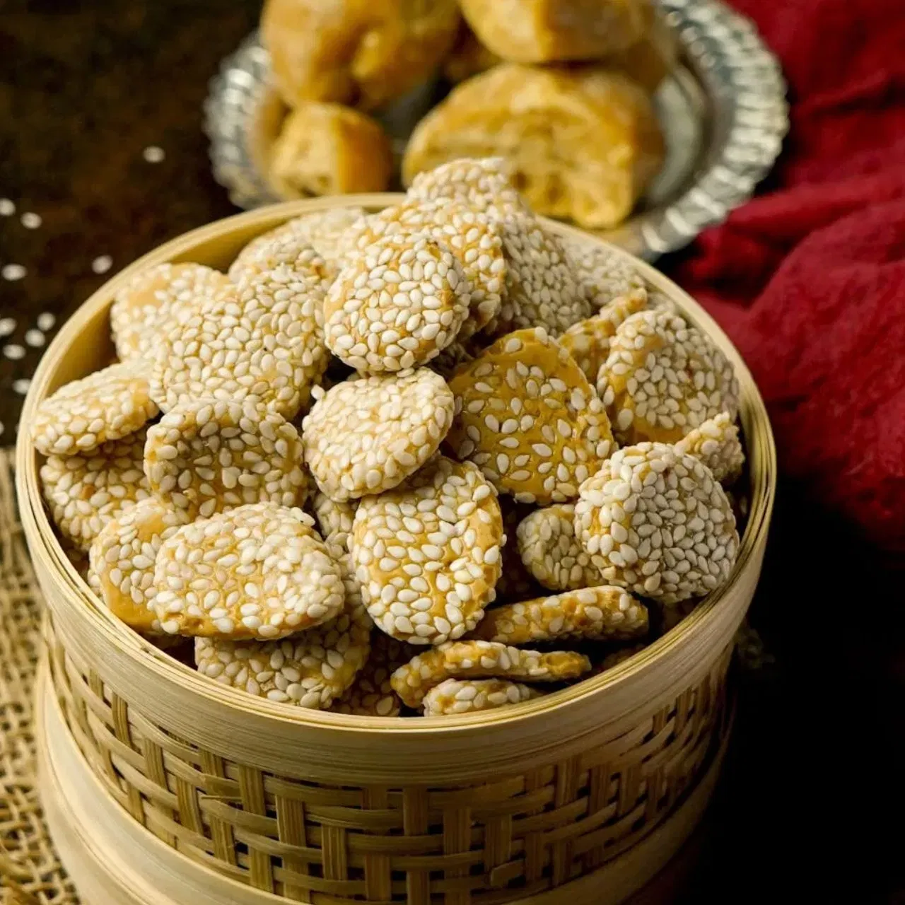 ਰੇਵੜੀ ਦਾ ਨਾਂ ਵੀ ਇਸ ਸੂਚੀ ਵਿੱਚ ਸ਼ਾਮਲ ਹੈ। ਲੋਹੜੀ ਦੌਰਾਨ ਇਸਦਾ ਵਿਆਪਕ ਸੇਵਨ ਵੀ ਕੀਤਾ ਜਾਂਦਾ ਹੈ। ਇਸਦਾ ਸੁਆਦ ਬੱਚਿਆਂ ਤੋਂ ਲੈ ਕੇ ਵੱਡਿਆਂ ਤੱਕ ਹਰ ਕਿਸੇ ਨੂੰ ਪਸੰਦ ਆਉਂਦਾ ਹੈ। ਇਸ ਵਿੱਚ ਤਿਲ ਅਤੇ ਗੁੜ ਦੀ ਵਰਤੋਂ ਵੀ ਕੀਤੀ ਜਾਂਦੀ ਹੈ, ਜੋ ਨਾ ਸਿਰਫ ਸਰੀਰ ਨੂੰ ਗਰਮ ਰੱਖਦਾ ਹੈ ਬਲਕਿ ਐਨਰਜੀ ਵੀ ਪ੍ਰਦਾਨ ਕਰਦਾ ਹੈ ਅਤੇ ਠੰਡ ਵਿੱਚ ਪ੍ਰਤੀਰੋਧਕ ਸ਼ਕਤੀ ਵਧਾਉਣ ਵਿੱਚ ਵੀ ਮਦਦਗਾਰ ਹੈ।