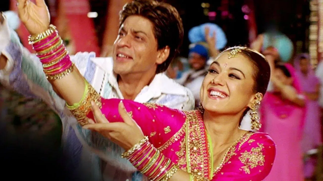 ਸ਼ਾਹਰੁਖ ਖਾਨ ਅਤੇ ਪ੍ਰੀਤੀ ਜ਼ਿੰਟਾ ਦੀ ਫਿਲਮ "ਵੀਰ-ਜ਼ਾਰਾ" ਵਿੱਚ ਲੋਹੜੀ ਦਾ ਦ੍ਰਿਸ਼ ਬਹੁਤ ਇਮੋਸ਼ਨਲ ਹੈ। ਇਸ ਵਿੱਚ ਪੰਜਾਬ ਦੀ ਮਿੱਟੀ, ਲੋਕ ਗੀਤਾਂ ਅਤੇ ਰਿਸ਼ਤਿਆਂ ਦੀ ਨਿੱਘ ਝਲਕਦੀ ਹੈ, ਜੋ ਦਰਸ਼ਕਾਂ 'ਤੇ ਡੂੰਘੀ ਛਾਪ ਛੱਡਦੀ ਹੈ ਅਤੇ ਤਿਉਹਾਰ ਨੂੰ ਖਾਸ ਬਣਾਉਂਦੀ ਹੈ।