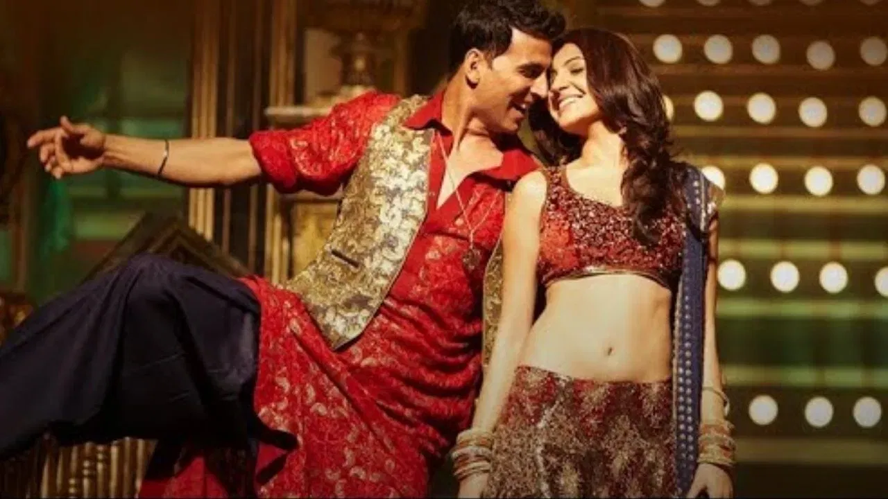 ਅਕਸ਼ੈ ਕੁਮਾਰ ਦੀ ਫਿਲਮ "ਪਟਿਆਲਾ ਹਾਊਸ" ਵਿੱਚ ਲੋਹੜੀ ਦਾ ਸੀਨ ਕਹਾਣੀ ਵਿੱਚ ਭਾਵਨਾਤਮਕ ਡੂੰਘਾਈ ਦਿੰਦਾ ਹੈ। ਇੱਕ ਪਰਿਵਾਰ ਦੇ ਅੰਦਰ ਮਨਾਇਆ ਜਾਣ ਵਾਲਾ ਇਹ ਤਿਉਹਾਰ, ਰਿਸ਼ਤਿਆਂ ਦੀ ਮਹੱਤਤਾ ਅਤੇ ਪਰੰਪਰਾਵਾਂ ਨਾਲ ਜੁੜਾਅ ਨੂੰ ਖੂਬਸੂਰਤੀ ਨਾਲ ਉਜਾਗਰ ਕਰਦਾ ਹੈ।