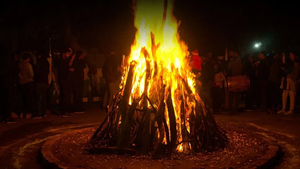 ਲੋਹੜੀ ਨੂੰ ਪੰਜਾਬ ਦਾ ਇੱਕ ਪ੍ਰਮੁੱਖ ਤਿਉਹਾਰ ਮੰਨਿਆ ਜਾਂਦਾ ਹੈ, ਜੋ ਅੱਗ, ਗੀਤ, ਸੰਗੀਤ ਅਤੇ ਖੁਸ਼ੀ ਨਾਲ ਮਨਾਇਆ ਜਾਂਦਾ ਹੈ। ਹਿੰਦੀ ਸਿਨੇਮਾ ਨੇ ਵੀ ਇਸ ਤਿਉਹਾਰ ਨੂੰ ਕਈ ਵਾਰ ਵੱਡੇ ਪਰਦੇ 'ਤੇ ਸੁੰਦਰਤਾ ਨਾਲ ਦਰਸਾਇਆ ਹੈ, ਜੋ ਪਰਿਵਾਰ, ਪਿਆਰ ਅਤੇ ਪਰੰਪਰਾ ਦੇ ਸਾਰ ਨੂੰ ਸਪਸ਼ਟ ਤੌਰ 'ਤੇ ਦਰਸਾਉਂਦਾ ਹੈ।