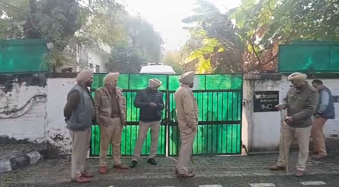 ਵਿਧਾਇਕ ਪਠਾਨਮਾਜਰਾ ਦੀ ਸਰਕਾਰੀ ਕੋਠੀ ਖਾਲੀ ਕਰਵਾਉਣ ਪਹੁੰਚੀ ਪੁਲਿਸ, ਕੋਰਟ ਨੇ ਭਗੌੜਾ ਦਿੱਤਾ ਹੈ ਕਰਾਰ