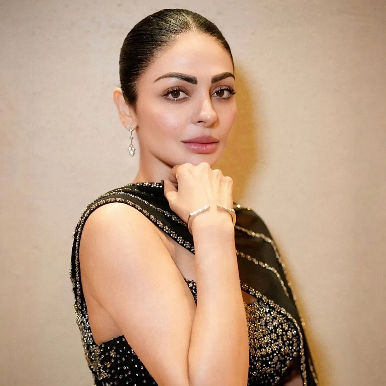 ਜੇਕਰ ਤੁਹਾਡੇ ਕੋਲ ਸਮਾਂ ਘੱਟ ਹੈ ਅਤੇ ਤੁਸੀਂ ਐਲੀਗੇਂਟ ਲੁੱਕ ਚਾਹੁੰਦੇ ਹੋ, ਤਾਂ ਤੁਸੀਂ ਨੀਰੂ ਬਾਜਵਾ ਵਰਗਾ ਇੱਕ ਸਲੀਕ ਬਨ ਬਣਾ ਸਕਦੇ ਹੋ। ਇਸ ਲਈ ਫਰੰਟ ਮਾਂਗ ਕੱਢੋ ਅਤੇ ਸਾਰੇ ਵਾਲਾਂ ਨੂੰ ਲੈ ਕੇ ਜੂੜਾ ਬਣਾ ਲਓ।