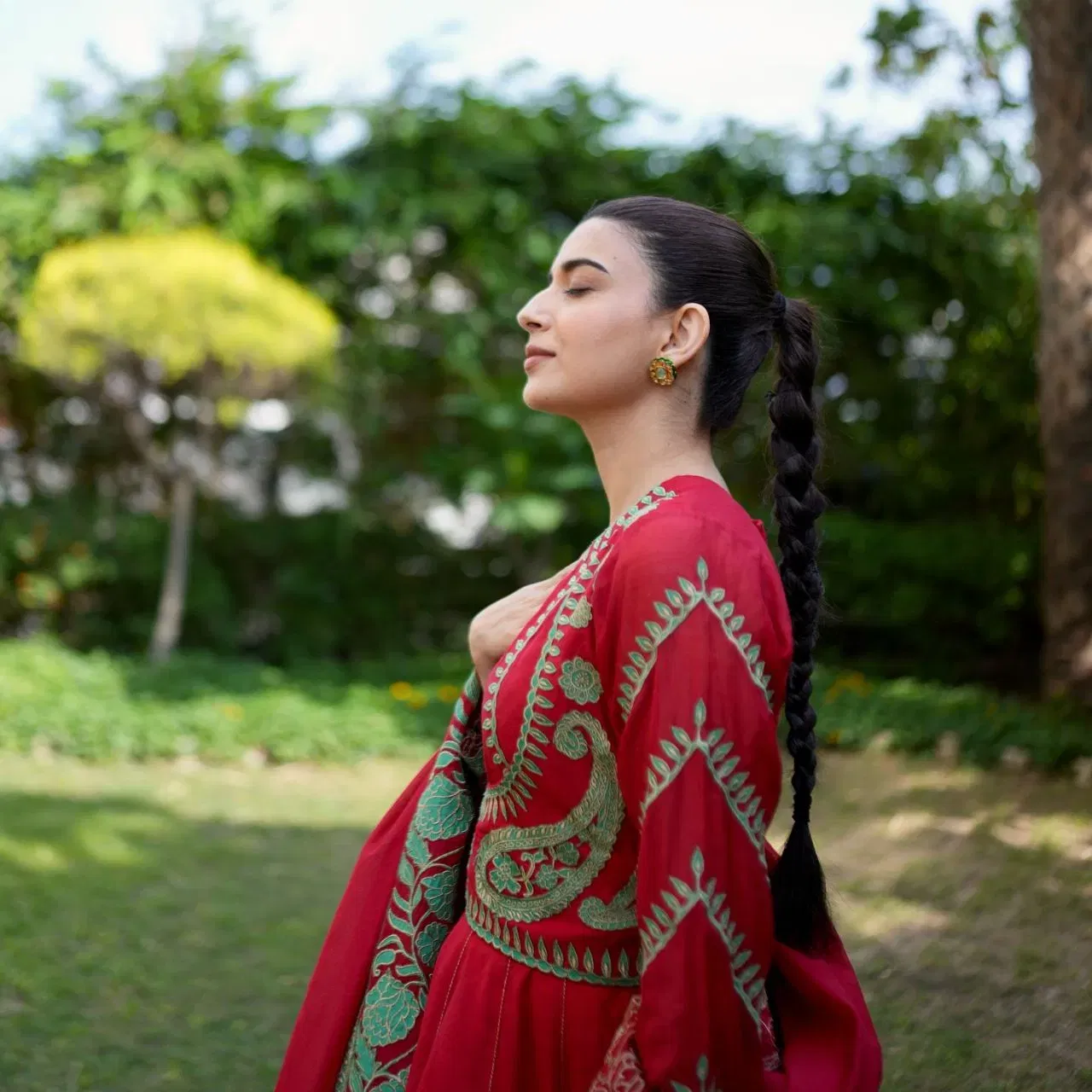 ਗੁੱਤ ਦਾ ਟਰੈਂਡ ਇੱਕ ਵਾਰ ਮੁੜ ਵਾਪਸ ਆ ਗਿਆ ਹੈ। ਤੁਸੀਂ ਨਿਮਰਤ ਖਹਿਰਾ ਵਾਂਗ ਹਾਈ ਪੋਨੀਟੇਲ ਟ੍ਰਾਈ ਕਰ ਸਕਦੇ ਹੋ। ਫਰੰਟ ਤੋਂ ਵਾਲਾਂ ਨੂੰ ਸਲੀਕ ਰੱਖੋ। ਜੇਕਰ ਤੁਸੀਂ ਚਾਹੋ ਤਾਂ ਇਸ ਵਿੱਚ ਗੋਟਾ ਵੀ ਜੋੜ ਸਕਦੇ ਹੋ।