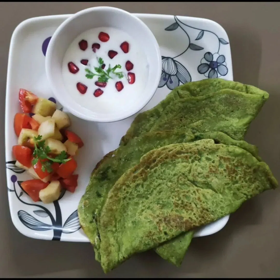 ਪਾਲਕ ਦਾ ਚੀਲਾ: ਤੁਸੀਂ ਨਾਸ਼ਤੇ ਲਈ ਪਾਲਕ ਦਾ ਚੀਲਾ ਬਣਾ ਸਕਦੇ ਹੋ। ਪਾਲਕ ਨੂੰ ਪਿਊਰੀ ਬਣਾ ਕੇ ਇਸਨੂੰ ਬੇਸਨ ਅਤੇ ਸੂਜੀ ਵਿੱਚ ਮਿਲਾ ਕੇ ਬੈਟਰ ਬਣਾਓ, ਅਤੇ ਫਿਰ ਥੋੜੇ ਜਿਹੇ ਤੇਲ ਨਾਲ ਚੀਲਾ ਬਣਾਓ। ਇਹ ਨਾਸ਼ਤੇ ਲਈ ਇੱਕ ਵਧੀਆ ਵਿਕਲਪ ਹੈ। ਤੁਸੀਂ ਕੁਝ ਸਬਜ਼ੀਆਂ ਵੀ ਐਡ ਕਰ ਸਕਦੇ ਹੋ। Image: garima.tiwari.7906