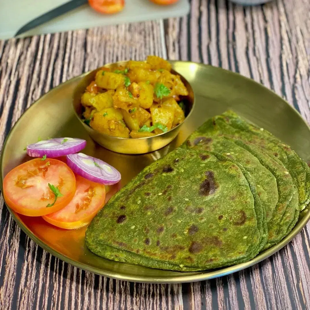 ਪਾਲਕ ਪਰਾਠਾ: ਤੁਸੀਂ ਪਾਲਕ ਪਰਾਂਠਾ ਬਣਾ ਸਕਦੇ ਹੋ, ਪਰ ਇਸਨੂੰ ਬਹੁਤ ਘੱਟ ਤੇਲ ਨਾਲ ਬਣਾਓ।  ਚਾਹੋ, ਤਾਂ ਤੁਸੀਂ ਪਾਲਕ ਨੂੰ ਪੀਸ ਕੇ ਰੋਟੀ ਵਿੱਚ ਵੀ ਪਾ ਸਕਦੇ ਹੋ। ਫਿਰ, ਇਸਨੂੰ ਥੋੜ੍ਹੇ ਜਿਹੇ ਦੇਸੀ ਘਿਓ ਨਾਲ ਖਾਓ। ਤੁਸੀਂ ਦੁਪਹਿਰ ਦੇ ਖਾਣੇ ਅਤੇ ਨਾਸ਼ਤੇ ਦੋਵਾਂ ਲਈ ਪਾਲਕ ਦੇ ਪਰਾਂਠੇ ਖਾ ਸਕਦੇ ਹੋ। Image: meghnasfoodmagic