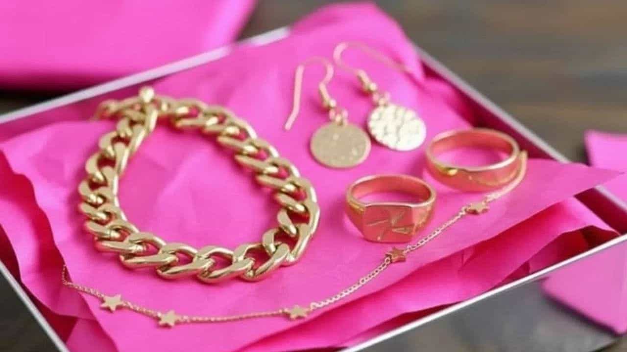 ਸੋਨਾ ਤੇ ਚਾਂਦੀ ਖਰੀਦਣ ਵੇਲੇ ਕਿਉਂ ਕੀਤੀ ਜਾਂਦੀ ਹੈ ਗੁਲਾਬੀ ਕਾਗਜ਼ ਦੀ ਵਰਤੋਂ?