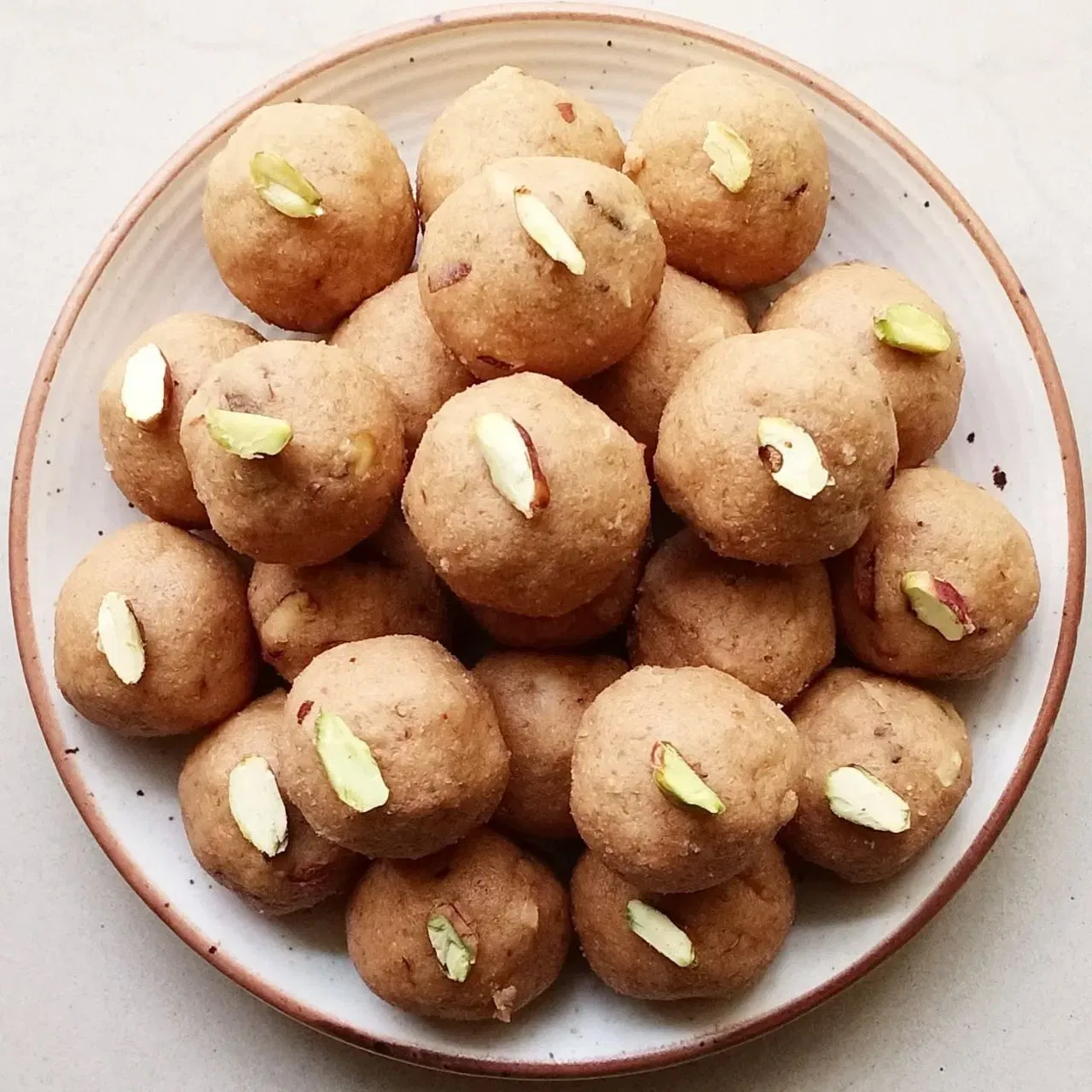 ਘਿਓ, ਆਟਾ, ਸੁੱਕੇ ਮੇਵੇ ਅਤੇ ਗੁੜ ਤੋਂ ਬਣੀ ਪਿੰਨੀ ਨੂੰ ਸਰਦੀਆਂ ਦਾ ਸੁਪਰਫੂਡ ਮੰਨਿਆ ਜਾਂਦਾ ਹੈ। ਇਸਨੂੰ ਖਾਣ ਨਾਲ ਐਨਰਜੀ ਮਿਲਦੀ ਹੈ ਅਤੇ ਕਮਜ਼ੋਰੀ ਦੂਰ ਹੁੰਦੀ ਹੈ। ਇਹ ਜੋੜਾਂ ਦੇ ਦਰਦ ਤੋਂ ਵੀ ਰਾਹਤ ਦਿੰਦੀ ਹੈ ਅਤੇ ਪੇਟ ਨੂੰ ਲੰਬੇ ਸਮੇਂ ਤੱਕ ਭਰਿਆ ਹੋਇਆ ਰੱਖਦੀ ਹੈ,ਇਸ ਨਾਲ ਭਾਰ ਵਧਣ ਦੀ ਟੈਨਸ਼ਨ ਵੀ ਨਹੀਂ ਰਹਿੰਦੀ ਹੈ।