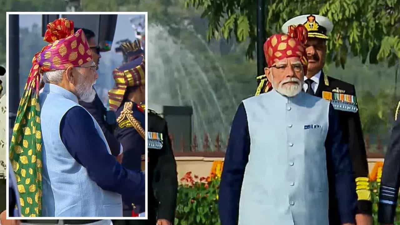 ਗਣਤੰਤਰ ਦਿਵਸ ਤੇ PM ਮੋਦੀ ਦਾ ਸ਼ਾਹੀ ਅੰਦਾਜ਼! ਮੋਰ ਦੇ ਖੰਭ ਦੀ ਕਢਾਈ ਵਾਲੇ ਸਾਫ਼ੇ ਨੇ ਖਿੱਚਿਆ ਸਭ ਦਾ ਧਿਆਨ, ਬਣਿਆ ਚਰਚਾ ਦਾ ਵਿਸ਼ਾ ਗਣਤੰਤਰ ਦਿਵਸ ਤੇ PM ਮੋਦੀ ਦਾ ਸ਼ਾਹੀ ਅੰਦਾਜ਼! ਮੋਰ ਦੇ ਖੰਭ ਦੀ ਕਢਾਈ ਵਾਲੇ ਸਾਫ਼ੇ ਨੇ ਖਿੱਚਿਆ ਸਭ ਦਾ ਧਿਆਨ, ਬਣਿਆ ਚਰਚਾ ਦਾ ਵਿਸ਼ਾ