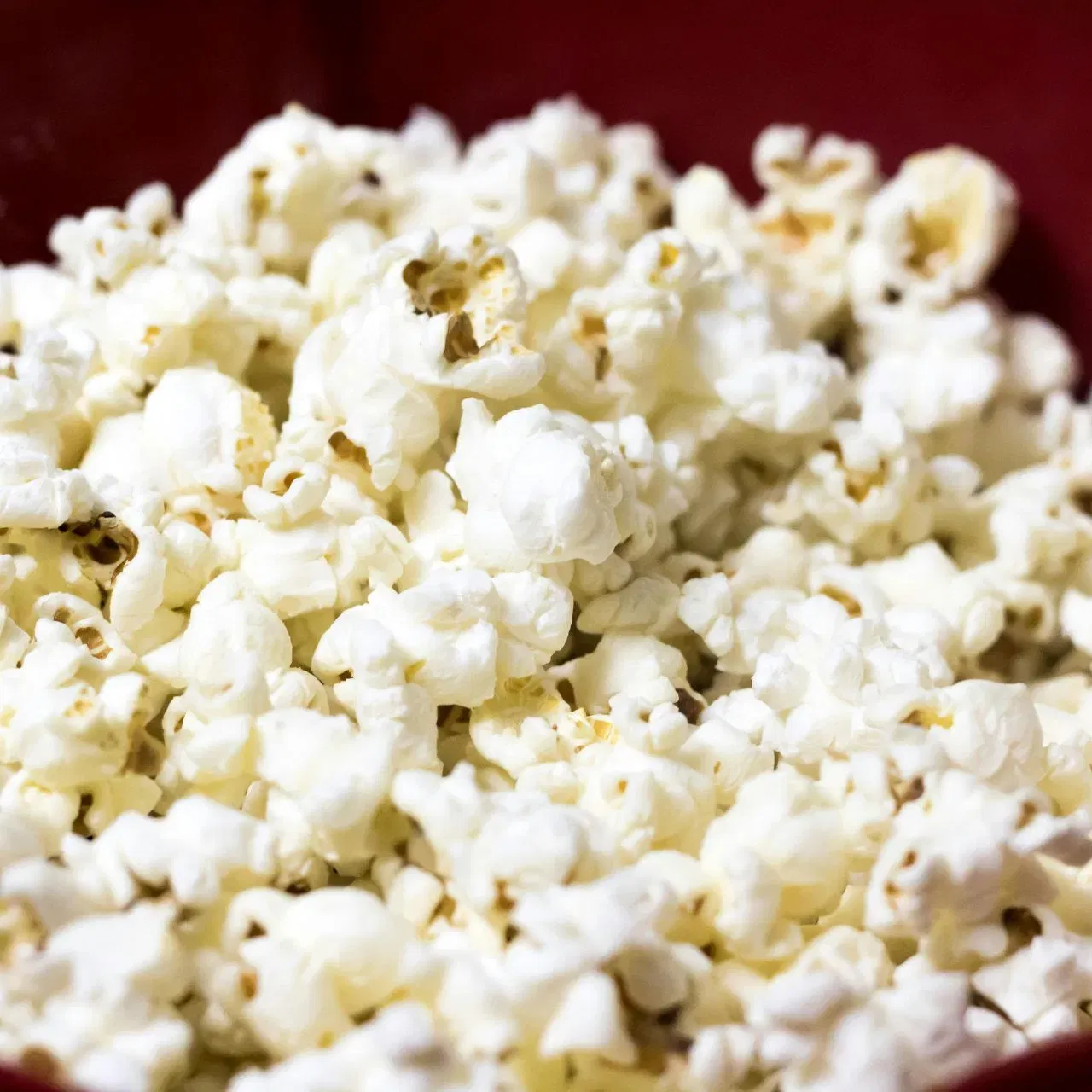 ਲੋਹੜੀ 'ਤੇ ਪੌਪਕੌਰਨ ਖਾਣਾ ਵੀ ਇੱਕ ਵੱਖਰਾ ਹੀ ਐਕਸਪੀਰੰਸ ਦਿੰਦਾ ਹੈ। ਇਹ ਹਲਕਾ, ਸਵਾਦਿਸ਼ਟ ਅਤੇ ਸਿਹਤਮੰਦ ਹੁੰਦਾ ਹੈ। ਫਾਈਬਰ ਨਾਲ ਭਰਪੂਰ, ਪੌਪਕੌਰਨ ਪਾਚਨ ਕਿਰਿਆ ਨੂੰ ਬਿਹਤਰ ਬਣਾਉਂਦਾ ਹੈ ਅਤੇ, ਕੈਲੋਰੀ ਘੱਟ ਹੋਣ ਕਰਕੇ, ਭਾਰ ਵਧਣ ਤੋਂ ਰੋਕਦਾ ਹੈ।