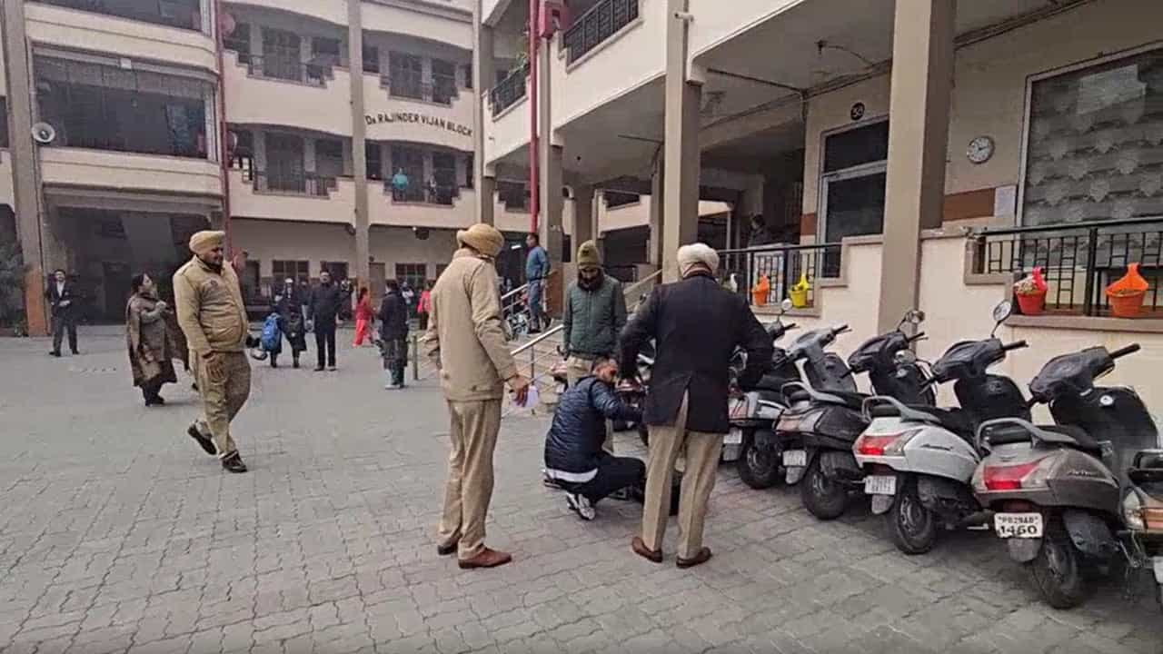 ਦੁਪਹਿਰ ਨੂੰ ਹੋਵੇਗਾ ਧਮਾਕਾ... ਪੰਜਾਬ ਦੇ ਸਕੂਲਾਂ ਨੂੰ ਫ਼ਿਰ ਬੰਬ ਨਾਲ ਉਡਾਉਣ ਦੀ ਧਮਕੀ