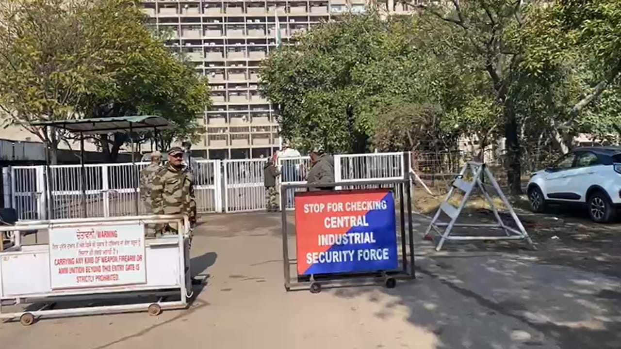 Punjab Secretariat : ਪੰਜਾਬ ਸਕੱਤਰੇਤ ਨੂੰ ਬੰਬ ਨਾਲ ਉਡਾਉਣ ਦੀ ਧਮਕੀ, ਚਲਾਈ ਗਈ ਭਾਲ ਮੁਹਿੰਮ