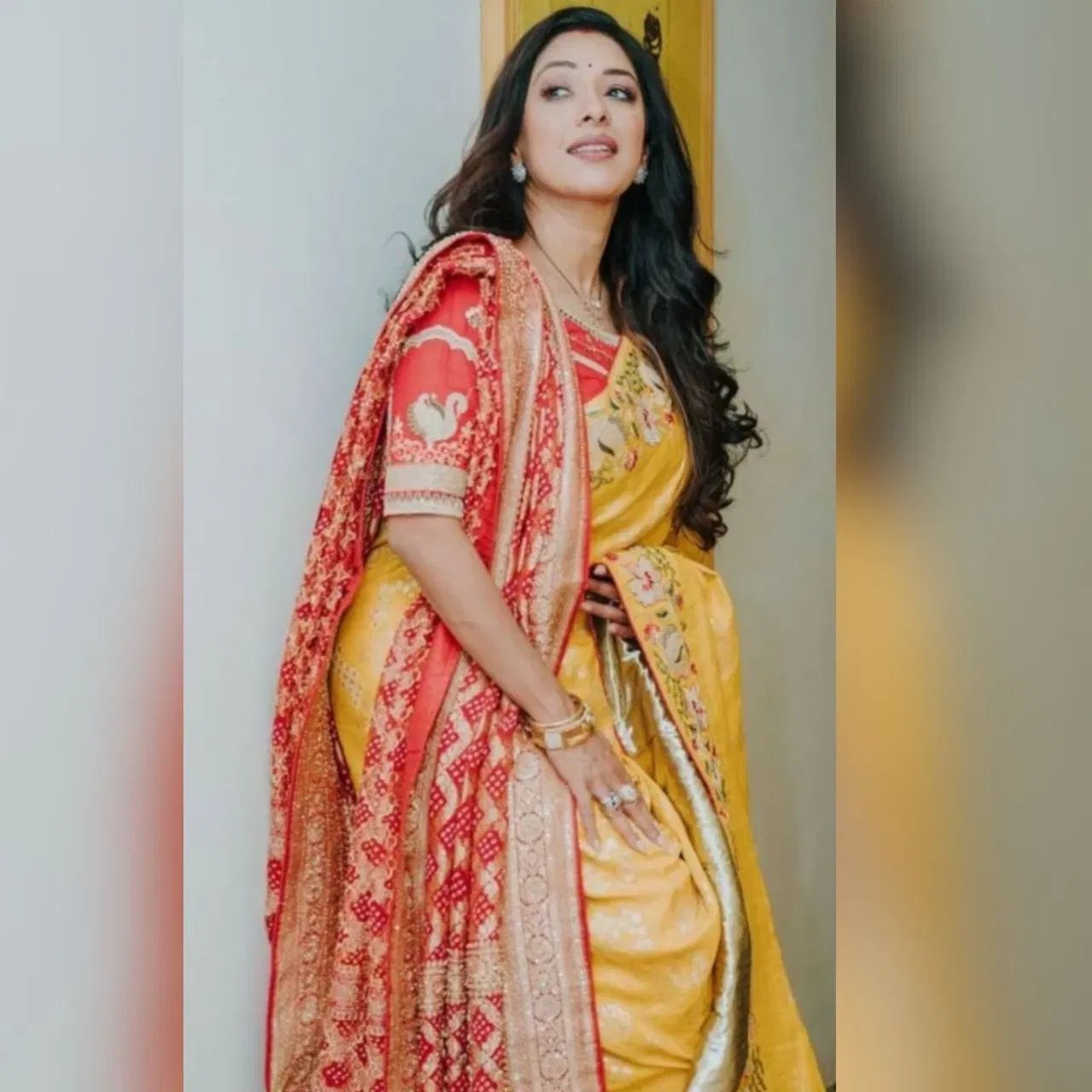 Rupali ਗਾਂਗੁਲੀ ਦੀ ਇਹ ਸਾੜੀ ਸਰਸਵਤੀ ਪੂਜਾ ਲਈ ਵਧੀਆ ਵਿਕਲਪ ਹੈ। ਉਨ੍ਹਾਂ ਨੇ ਇੱਕ ਕੰਟ੍ਰਾਸਟ ਰੈ਼ਡ ਕਲਰ ਦੇ ਬਲਾਊਜ਼ ਦੇ ਨਾਲ ਇੱਕ ਪੀਲੀ ਰੇਸ਼ਮੀ ਸਾੜੀ ਪਹਿਨੀ ਹੈ। ਨਾਲ ਹੀ ਮੈਚਿੰਗ ਦੁਪੱਟਾ ਸਾੜੀ ਨੂੰ ਯੂਨੀਕ ਲੁੱਕ ਦੇ ਰਿਹਾ ਹੈ। (Credit: rupaliganguly/Instagram) Saree