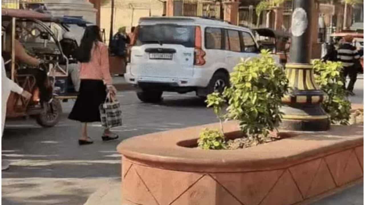 ਸ੍ਰੀ ਹਰਿਮੰਦਰ ਸਾਹਿਬ ਚ ਪੁਲਿਸ ਦੀ ਕਾਰਵਾਈ ਤੇ ਭੜਕੀ SGPC, 2 ਮੁਲਾਜ਼ਮਾਂ ਨੂੰ ਕਮਰੇ ਚ ਕੀਤਾ ਬੰਦ; ਜਾਣੋ ਕੀ ਹੈ ਪੂਰਾ ਮਾਮਲਾ ਸ੍ਰੀ ਹਰਿਮੰਦਰ ਸਾਹਿਬ ਚ ਪੁਲਿਸ ਦੀ ਕਾਰਵਾਈ ਤੇ ਭੜਕੀ SGPC, 2 ਮੁਲਾਜ਼ਮਾਂ ਨੂੰ ਕਮਰੇ ਚ ਕੀਤਾ ਬੰਦ; ਜਾਣੋ ਕੀ ਹੈ ਪੂਰਾ ਮਾਮਲਾ