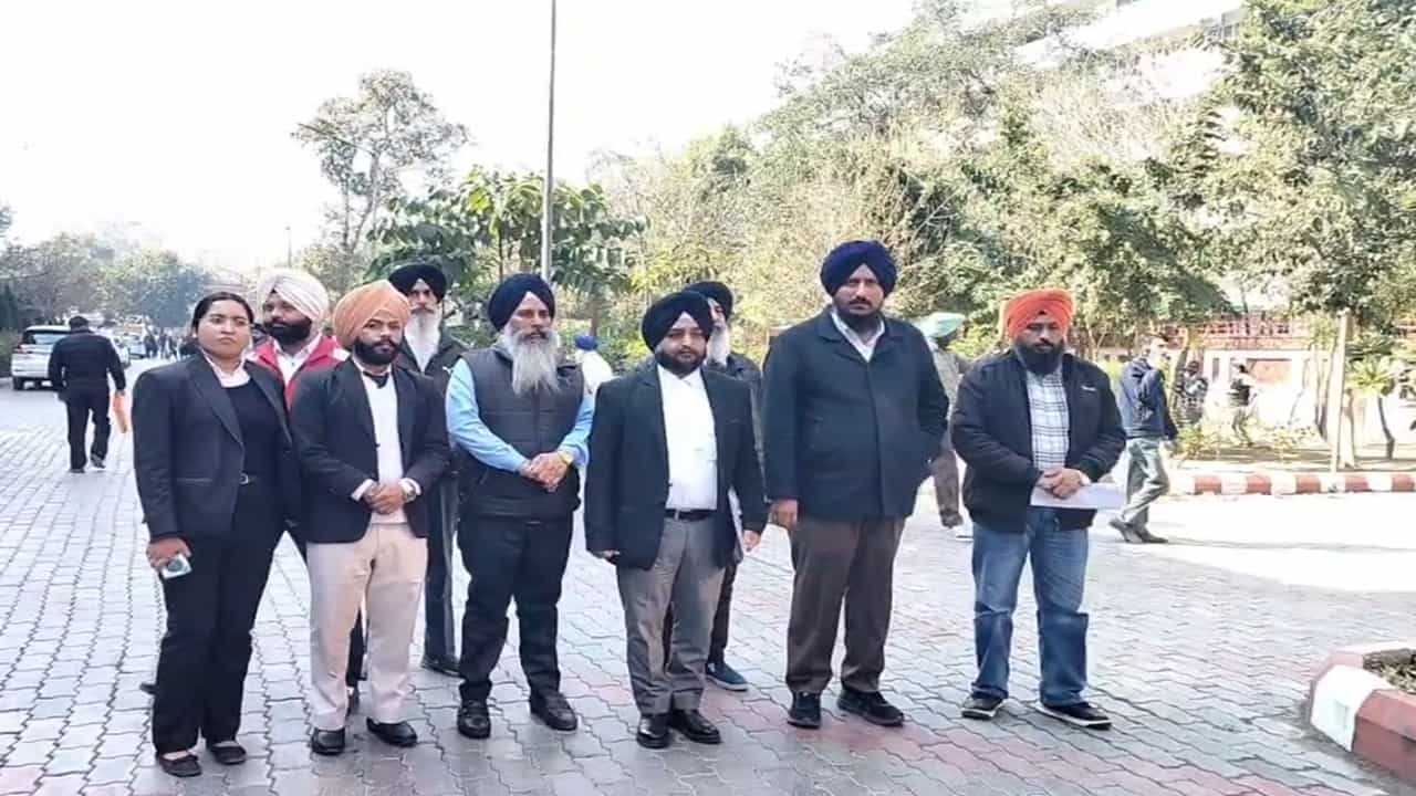 328 ਪਾਵਨ ਸਰੂਪ ਮਾਮਲਾ: SGPC ਦੇ 7 ਮੈਂਬਰ ਬਿਆਨ ਦਰਜ ਕਰਵਾਉਣ ਪਹੁੰਚੇ ਪੁਲਿਸ ਕਮਿਸ਼ਨਰ ਦਫ਼ਤਰ, 40 ਲੋਕਾਂ ਨੂੰ ਭੇਜਿਆ ਗਿਆ ਸੀ ਸੰਮਨ 328 ਪਾਵਨ ਸਰੂਪ ਮਾਮਲਾ: SGPC ਦੇ 7 ਮੈਂਬਰ ਬਿਆਨ ਦਰਜ ਕਰਵਾਉਣ ਪਹੁੰਚੇ ਪੁਲਿਸ ਕਮਿਸ਼ਨਰ ਦਫ਼ਤਰ, 40 ਲੋਕਾਂ ਨੂੰ ਭੇਜਿਆ ਗਿਆ ਸੀ ਸੰਮਨ