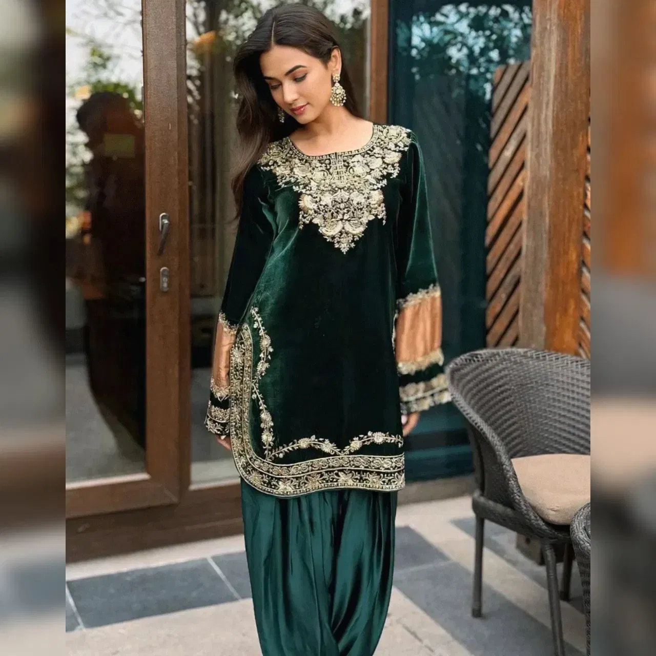 ਬਾਲੀਵੁੱਡ ਅਦਾਕਾਰਾ ਸੋਨਲ ਚੌਹਾਨ ਨੇ ਬੋਟਲ ਗ੍ਰੀਨ ਕਲਰ ਦਾ ਸੂਟ ਪਾਇਆ ਹੋਇਆ ਹੈ, ਜਿਸ ਵਿੱਚ ਕੁੜਤਾ ਵੈਲਵੈਟ ਦਾ ਹੈ। ਇਸ ਵਿੱਚ ਨੈੱਕ 'ਤੇ ਪੈਚਵਰਕ ਹੈ ਅਤੇ ਘੇਰੇ ਵਿੱਚ ਬਾਰਡਰ ਦੇ ਨਾਲ ਹੀ ਲੇਸ ਵੀ ਲੱਗੀ ਹੈ। ਅਦਾਕਾਰਾ ਨੇ ਇਸਨੂੰ ਸਾਟਿਨ ਸਲਵਾਰ ਨਾਲ ਪੇਅਰ ਕੀਤਾ ਹੈ।