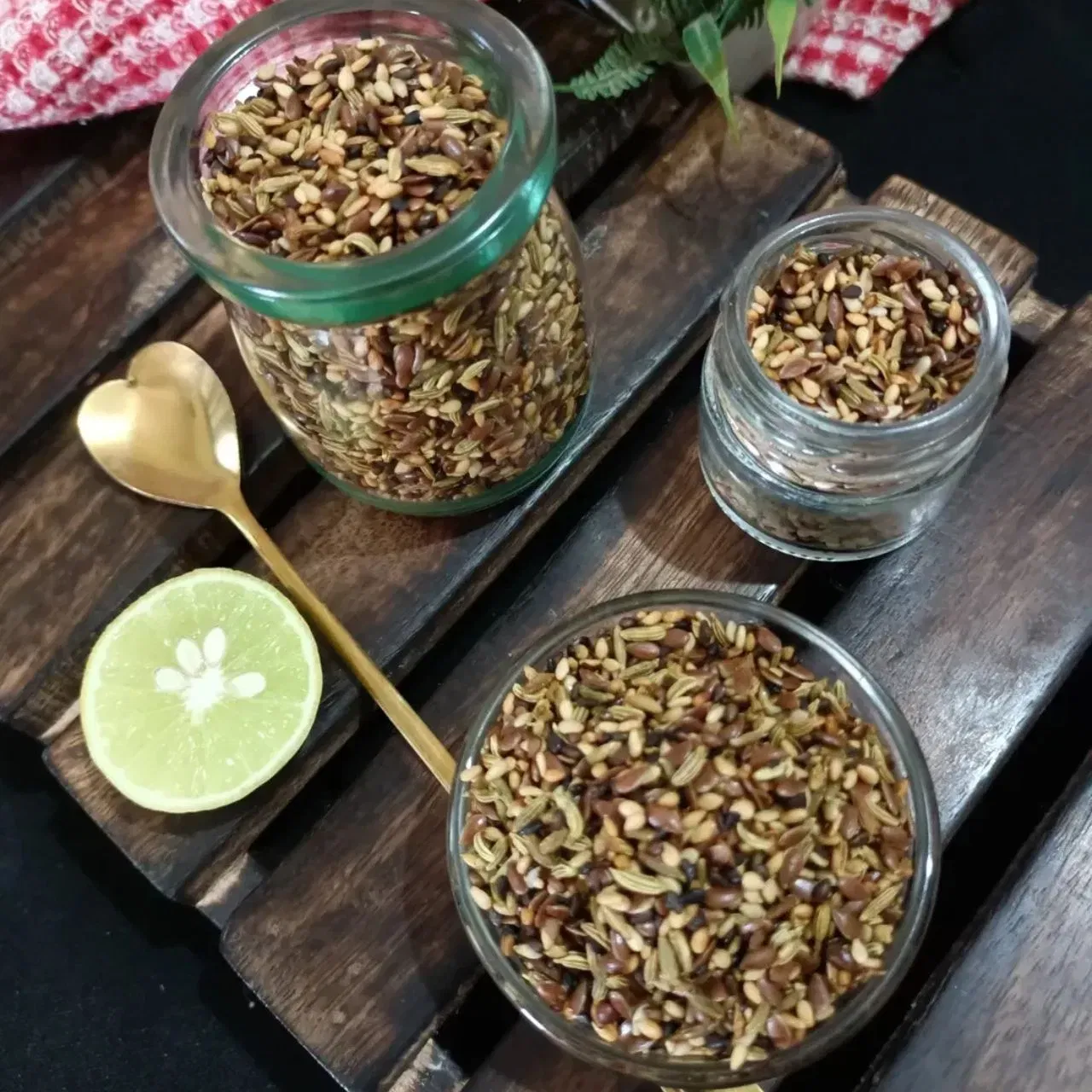 ਸਰਦੀਆਂ ਦੇ ਮੌਸਮ ਦੌਰਾਨ, ਤੁਸੀਂ ਤਿਲ ਅਤੇ ਅਲਸੀ ਦੇ ਬੀਜਾਂ ਦਾ ਮੁਖਵਾਸ ਬਣਾ ਸਕਦੇ ਹੋ, ਜੋ ਹੈਲਦੀ ਹੀ ਹੁੰਦਾ ਹੈ ਅਤੇ ਟੈਸਟੀ ਵੀ ਲੱਗਦਾ ਹੈ। ਮਿਡ ਕ੍ਰੇਵਿੰਗ ਵਿੱਚ ਇਸਨੂੰ ਚਬਾ ਕੇ ਖਾ ਸਕਦੇ ਹੋ, ਜੋ ਪ੍ਰੋਟੀਨ ਅਤੇ ਓਮੇਗਾ-3 ਫੈਟੀ ਐਸਿਡ ਸਮੇਤ ਬਹੁਤ ਸਾਰੇ ਪੌਸ਼ਟਿਕ ਤੱਤਾਂ ਦੀ ਕਮੀ ਨੂੰ ਪੂਰਾ ਕਰਨ ਵਿੱਚ ਮਦਦ ਕਰ ਸਕਦਾ ਹੈ। ਤੁਸੀਂ ਇਸ ਮੁਖਵਾਸ ਵਿੱਚ ਬਹੁਤ ਸਾਰੇ ਮਲਟੀ-ਸੀਡਸ ਦੀ ਵਰਤੋਂ ਕਰ ਸਕਦੇ ਹੋ। ਚਿੱਤਰ: Image:_rupa_tiwari_