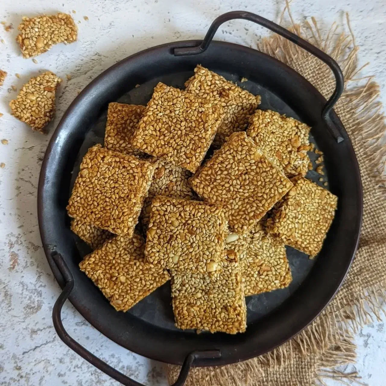 ਤਿਲ ਅਤੇ ਗੁੜ ਦੀ ਚਿੱਕੀ ਦਾ ਸੁਆਦ ਵੀ ਸ਼ਾਨਦਾਰ ਹੁੰਦਾ ਹੈ ਅਤੇ ਇਸਨੂੰ ਸਟੋਰ ਕੀਤਾ ਜਾ ਸਕਦਾ ਹੈ। ਬਾਹਰੋਂ ਖਰੀਦਣ ਦੀ ਬਜਾਏ, ਤੁਸੀਂ ਮਕਰ ਸੰਕ੍ਰਾਂਤੀ ਲਈ ਘਰ ਵਿੱਚ ਗੁੜ, ਮੂੰਗਫਲੀ ਅਤੇ ਤਿਲ ਦੀ ਚਿੱਕੀ ਬਣਾ ਸਕਦੇ ਹੋ। ਇਨ੍ਹਾਂ ਵਿੱਚ ਕਮਾਲ ਦਾ ਕਰੰਚ ਹੁੰਦਾ ਹੈ ਜੋ ਬੱਚਿਆਂ ਨੂੰ ਵੀ ਪਸੰਦ ਆਵੇਗਾ। Image:blendofspicesbysara