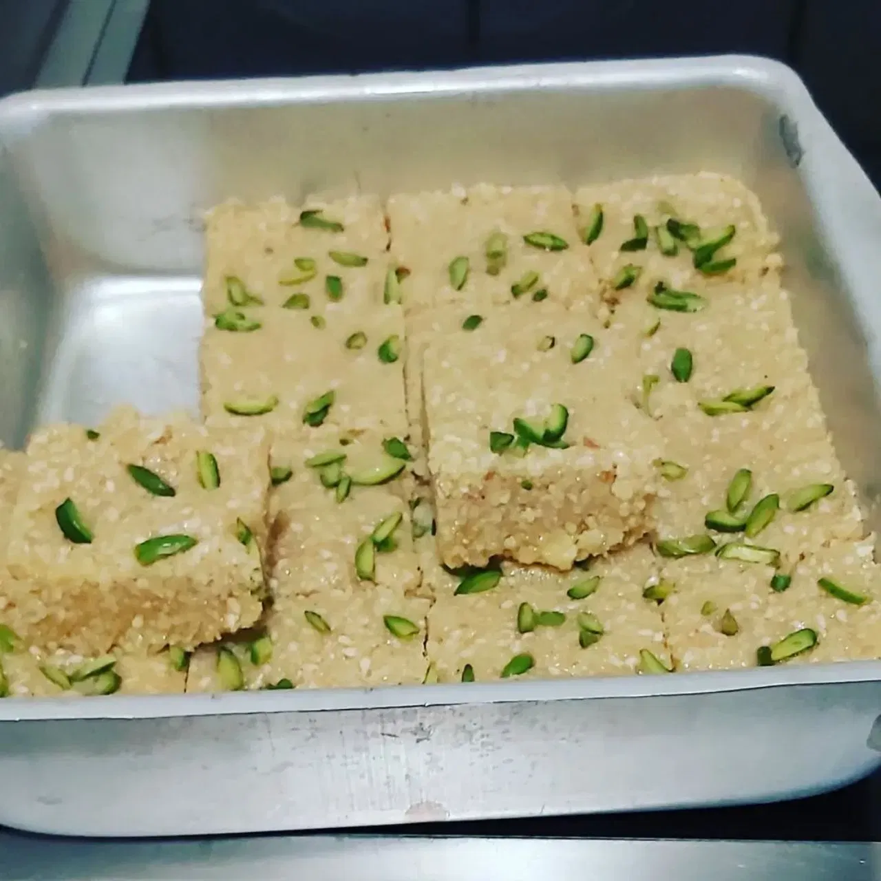 ਮਕਰ ਸੰਕ੍ਰਾਂਤੀ 'ਤੇ, ਤੁਸੀਂ ਤਿਲ, ਮੂੰਗਫਲੀ ਅਤੇ ਮਾਵਾ ਬਰਫੀ ਬਣਾ ਸਕਦੇ ਹੋ। ਜੇਕਰ ਤੁਸੀਂ ਫਿਟਨੈਸ ਦੇ ਸ਼ੌਕੀਨ ਹੋ, ਤਾਂ ਤੁਹਾਨੂੰ ਖੰਡ ਪਾਉਣ ਦੀ ਵੀ ਜ਼ਰੂਰਤ ਨਹੀਂ ਹੈ, ਕਿਉਂਕਿ ਮਾਵਾ ਸੁਆਦ ਨੂੰ ਸੰਤੁਲਿਤ ਕਰਦਾ ਹੈ। ਅਜਿਹਾ ਕਰਨ ਲਈ, ਮੂੰਗਫਲੀ ਨੂੰ ਪੀਸ ਲਓ ਅਤੇ ਤਿਲ ਭੁੰਨੋ। ਖੋਆ ਗਰਮ ਕਰਨ ਤੋਂ ਬਾਅਦ, ਦੋਵਾਂ ਸਮੱਗਰੀਆਂ ਨੂੰ ਮਿਲਾਓ ਅਤੇ ਉਨ੍ਹਾਂ ਨੂੰ ਪਲੇਟ 'ਤੇ ਰੱਖੋ। ਫਿਰ, ਬਰਫ਼ੀ ਨੂੰ ਮਨਚਾਹੇ ਆਕਾਰ ਵਿੱਚ ਕੱਟ ਲਵੋ। ਚਿੱਤਰ: rekha.keshari.50