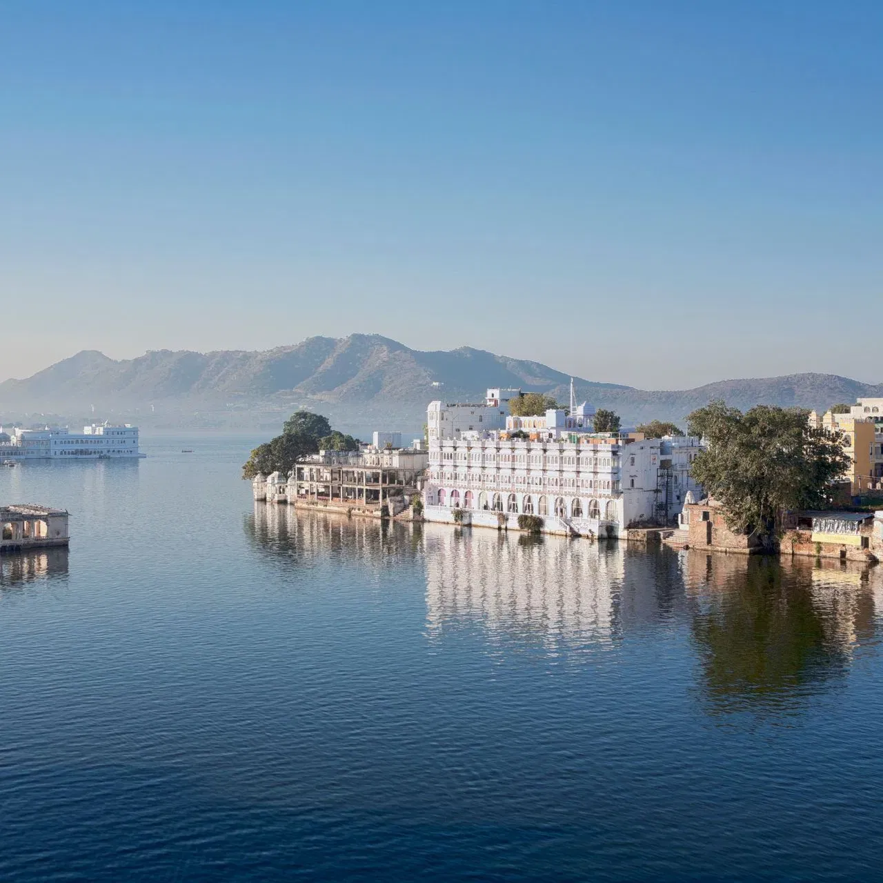 ਝੀਲਾਂ ਦਾ ਸ਼ਹਿਰ ਉਦੈਪੁਰ: ਇਹ ਸ਼ਹਿਰ ਆਪਣੇ ਰਾਜਸਥਾਨੀ ਠਾਠ ਤੋਂ ਇਲਾਵਾ ਝੀਲਾਂ ਲਈ ਮਸ਼ਹੂਰ ਹੈ। ਵੈਲੇਨਟਾਈਨ ਵੀਕ ਦੌਰਾਨ, ਇੱਥੇ ਸ਼ਾਮਾਂ ਇੱਕ ਸ਼ਾਂਤ ਅਤੇ ਰੋਮਾਂਟਿਕ ਵਾਈਬ ਦਿੰਦੀਆਂ ਹਨ। ਜੋੜੇ ਪਿਛੋਲਾ ਝੀਲ 'ਚ ਬੋਟ ਰਾਈਡ ਕਰ ਸਕਦੇ ਹਨ। ਇਸ ਤੋਂ ਇਲਾਵਾ, ਸੱਜਣਗੜ੍ਹ ਪੈਲੇਸ ਤੋਂ ਸੁੰਦਰ ਸ਼ਹਿਰ ਨੂੰ ਦੇਖਣਾ, ਲੇਕ ਵਿਊ ਰੂਫਟੌਪ ਡਿਨਰ ਅਤੇ ਇੱਕ ਹੈਰੀਟੇਜ ਹੋਟਲ ਵਿੱਚ ਸਟੇਅ ਵਰਗੀਆਂ ਕਈ ਐਕਟੀਵਿਟੀਜ ਇੱਥੇ ਕੀਤੀਆਂ ਜਾਂਦੀਆਂ ਹਨ। ਇਹ ਨਜਾਰੇ ਤੁਹਾਡੇ ਵੈਲੇਨਟਾਈਨ ਵੀਕ ਨੂੰ ਹੋਰ ਵੀ ਖਾਸ ਬਣਾ ਸਕਦੇ ਹਨ।