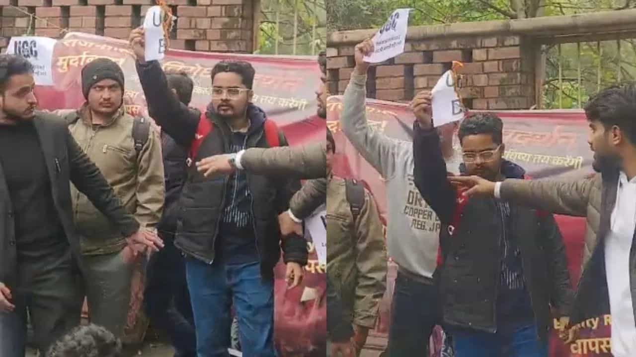 UGC ਦੇ ਨਵੇਂ ਨਿਯਮਾਂ ਤੇ ਭਖਿਆ ਵਿਵਾਦ, DU ਚ ਵਿਦਿਆਰਥੀਆਂ ਦਾ ਜ਼ੋਰਦਾਰ ਪ੍ਰਦਰਸ਼ਨ, ਲੱਗੇ ਤਿੱਖੇ ਨਾਅਰੇ UGC ਦੇ ਨਵੇਂ ਨਿਯਮਾਂ ਤੇ ਭਖਿਆ ਵਿਵਾਦ, DU ਚ ਵਿਦਿਆਰਥੀਆਂ ਦਾ ਜ਼ੋਰਦਾਰ ਪ੍ਰਦਰਸ਼ਨ, ਲੱਗੇ ਤਿੱਖੇ ਨਾਅਰੇ