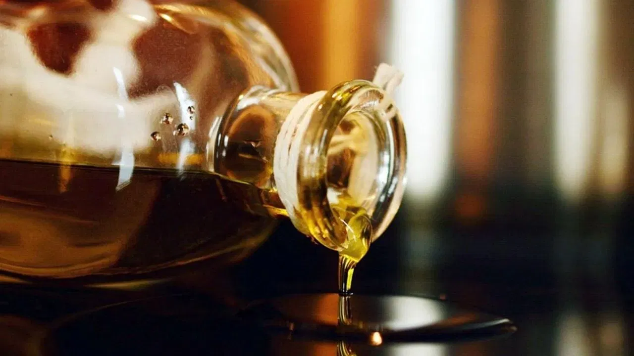 ਤੇਲ: ਸ਼ਾਸਤਰਾਂ ਵਿੱਚ, ਤੇਲ ਨੂੰ ਭਗਵਾਨ ਸ਼ਨੀ ਦੇਵ ਨਾਲ ਜੋੜਿਆ ਗਿਆ ਹੈ। ਹੱਥਾਂ ਤੋਂ ਤੇਲ ਦੇ ਵਾਰ-ਵਾਰ ਡਿੱਗਣ ਨੂੰ ਭਵਿੱਖ ਦੇ ਵਿੱਤੀ ਸੰਕਟ ਦਾ ਸੰਕੇਤ ਮੰਨਿਆ ਜਾਂਦਾ ਹੈ। ਵਾਰ-ਵਾਰ ਤੇਲ ਦਾ ਰਿਸਾਅ ਪਰਿਵਾਰ ਦੇ ਕਿਸੇ ਮੈਂਬਰ 'ਤੇ ਆਉਣ ਵਾਲੀ ਵੱਡੀ ਬਿਪਤਾ ਦਾ ਸੰਕੇਤ ਵੀ ਹੋ ਸਕਦਾ ਹੈ।