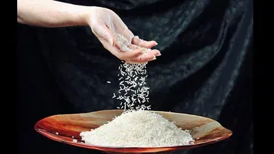 ਕਈ ਵਾਰ, ਸਾਡੇ ਹੱਥੋਂ ਕੁਝ ਨਾ ਕੁਝ ਡਿੱਗ ਪੈਂਦਾ ਤਾਂ ਅਸੀਂ ਇਸਨੂੰ ਹਲਕੇ ਵਿੱਚ ਲੈ ਲੈਂਦੇ ਹਾਂ। ਜੇਕਰ ਇਹ ਕਦੇ-ਕਦਾਈਂ ਹੁੰਦਾ ਹੈ, ਤਾਂ ਇਸਨੂੰ ਆਮ ਮੰਨਿਆ ਜਾਂਦਾ ਹੈ, ਪਰ ਜੇਕਰ ਕੁਝ ਸਾਡੇ ਹੱਥਾਂ ਤੋਂ ਵਾਰ-ਵਾਰ ਚੀਜਾਂ ਛੁੱਟਦੀਆਂ ਹਨ ਤਾਂ ਇਸਨੂੰ ਬਿਲਕੁਲ ਵੀ ਨਜ਼ਰਅੰਦਾਜ਼ ਨਹੀਂ ਕਰਨਾ ਚਾਹੀਦਾ। ਧਾਰਮਿਕ ਮਾਨਤਾਵਾਂ ਮੁਤਾਬਕ, ਕੁਝ ਚੀਜਾਂ ਦਾ ਵਾਰ-ਵਾਰ ਡਿੱਗਣਾ ਅਪਸ਼ਗੁਨ ਮੰਨਿਆ ਜਾਂਦਾ ਹੈ। ਇਹ ਚੀਜਾਂ ਆਰਥਿਕ ਮੁਸ਼ਕਲਾਂ ਜਾਂ ਕਿਸੇ ਵੱਡੀ ਆਫਤ ਦਾ ਸੰਕੇਤ ਦਿੰਦੀਆਂ ਹਨ।