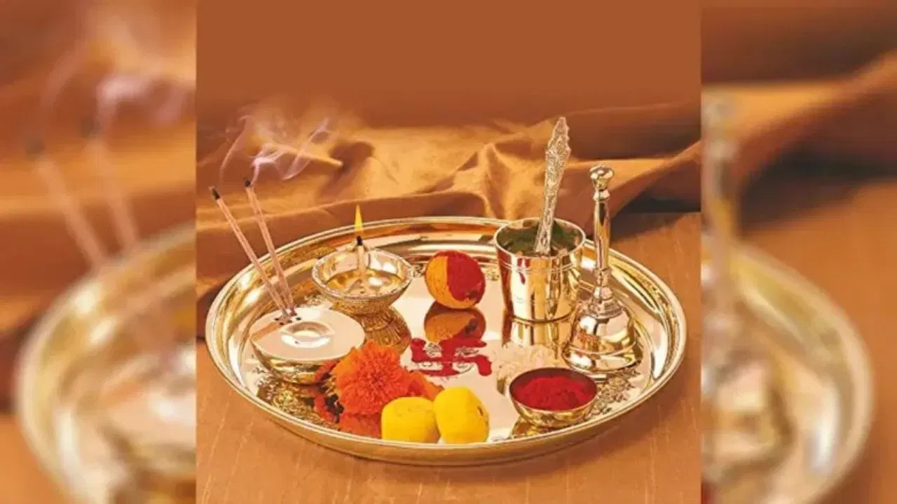 ਆਰਤੀ ਥਾਲੀ: ਪੂਜਾ ਦੌਰਾਨ ਹੱਥੋਂ ਆਰਤੀ ਥਾਲੀ ਡਿੱਗਣਾ ਬਹੁਤ ਅਸ਼ੁੱਭ ਮੰਨਿਆ ਜਾਂਦਾ ਹੈ। ਇਹ ਭਗਵਾਨ ਦੀ ਨਾਰਾਜ਼ਗੀ ਦਾ ਵੀ ਸੰਕੇਤ ਹੋ ਸਕਦਾ ਹੈ। ਇਹ ਕਿਸੇ ਸ਼ੁਭ ਕਾਰਜ ਵਿੱਚ ਰੁਕਾਵਟ ਦਾ ਸੰਕੇਤ ਵੀ ਹੋ ਸਕਦਾ ਹੈ।