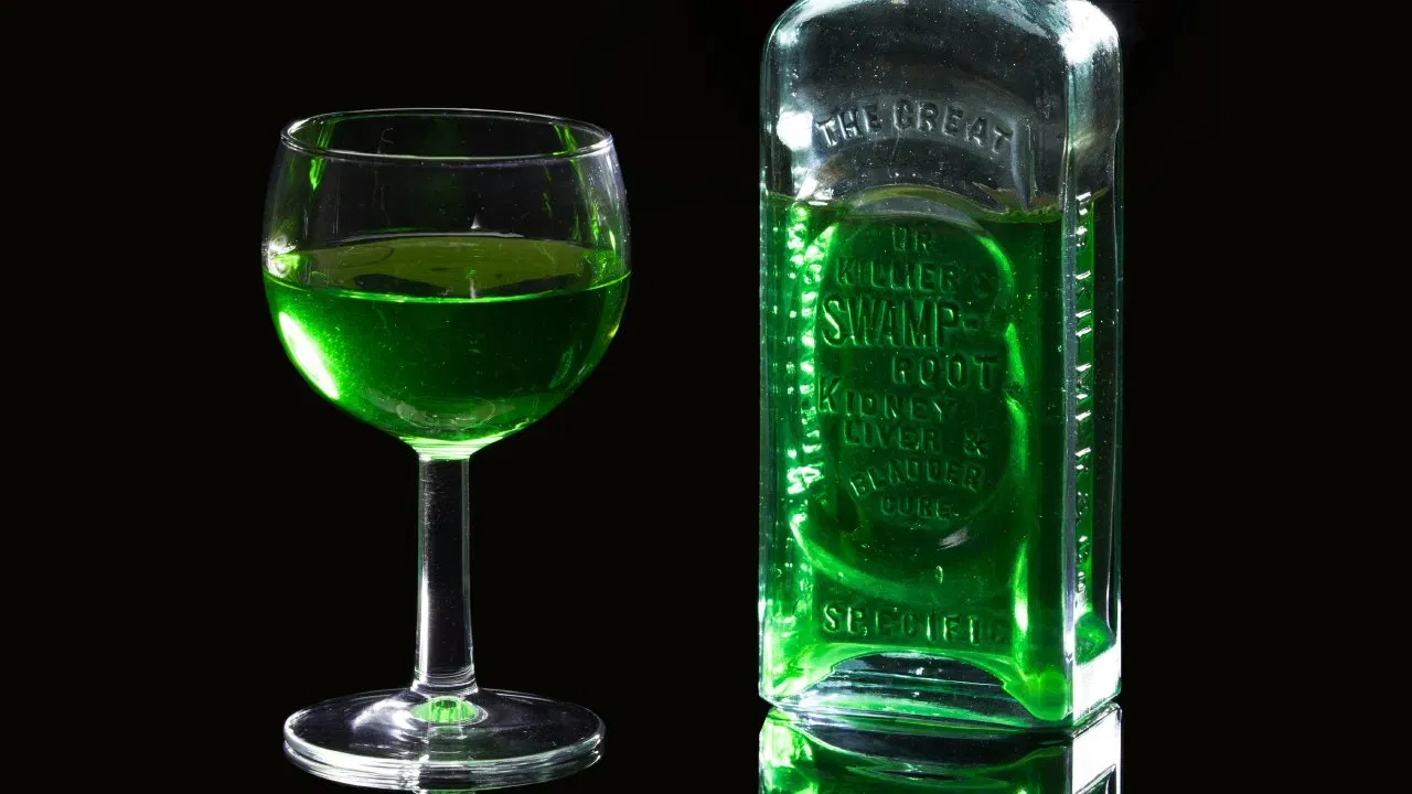 ਰਹੋ ਅਲਰਟ... ਵਾਈਨ ਮਾਹਰ ਸੋਨਲ ਹਾਲੈਂਡ ਕਹਿੰਦੀ ਹੈ, ਜੇਕਰ ਤੁਸੀਂ ਸੋਚਦੇ ਹੋ ਕਿ ਕੋਈ ਵੀ ਡਰਿੰਗ ਵਿਸਕੀ ਤੋਂ ਸਟ੍ਰਾਂਗ ਨਹੀਂ ਹੈ, ਤਾਂ ਇਹ ਗਲਤੀ ਨਾ ਕਰੋ। ਜੇਕਰ ਤੁਸੀਂ ਇਸਨੂੰ ਨਜ਼ਰਅੰਦਾਜ਼ ਕਰਦੇ ਹੋਏ ਐਬਸਿਨ ਪੀਂਦੇ ਹੋ, ਤਾਂ ਇਹ ਬਹੁਤ ਜ਼ਿਆਦਾ ਚੜ੍ਹ ਸਕਦੀ ਹੈ। ਇਸ ਲਈ ਅਲਰਟ ਰਹੋ। (Pic: Pixabay)